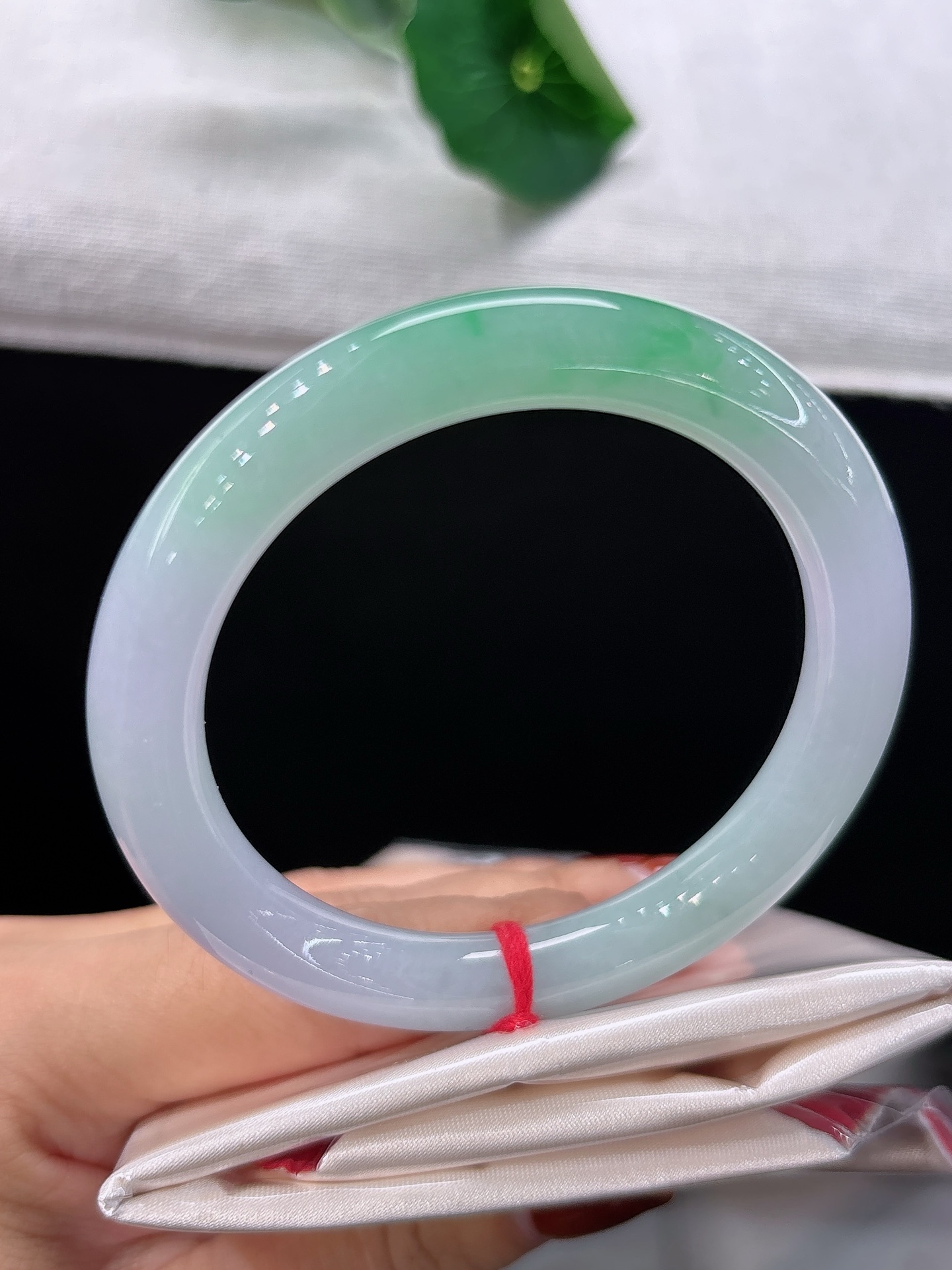 天然翡翠手镯，圈口53.8/9.6，圆条春彩柔底，一抹鲜翠悠然点染，紫翠双色相融，尽显温婉优雅，无裂