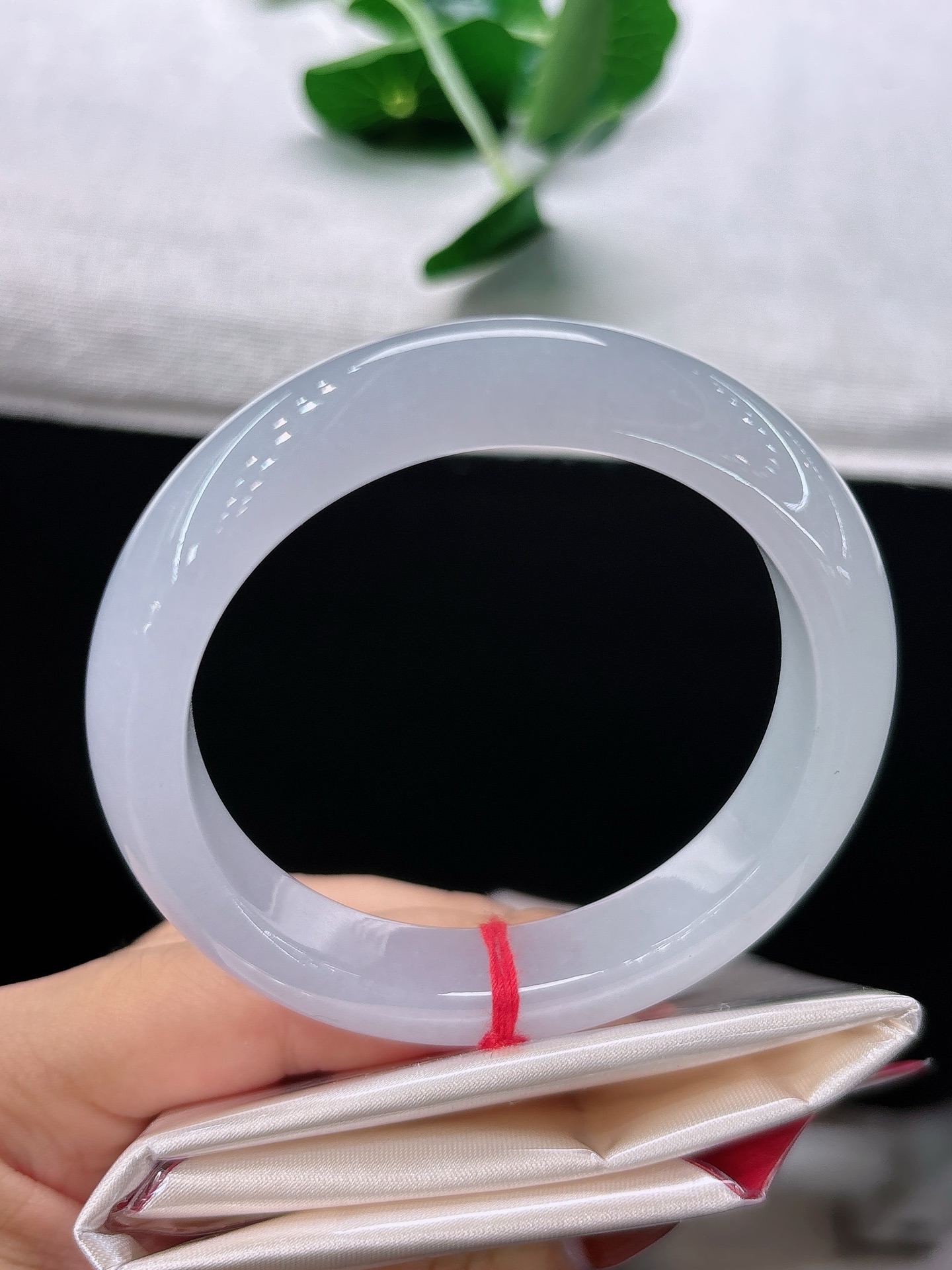 天然翡翠手镯，圈口55.3/12.2/9.6，正圈冰粉紫净底，质地莹润澄澈，素净无华，尽显清雅之美，无裂