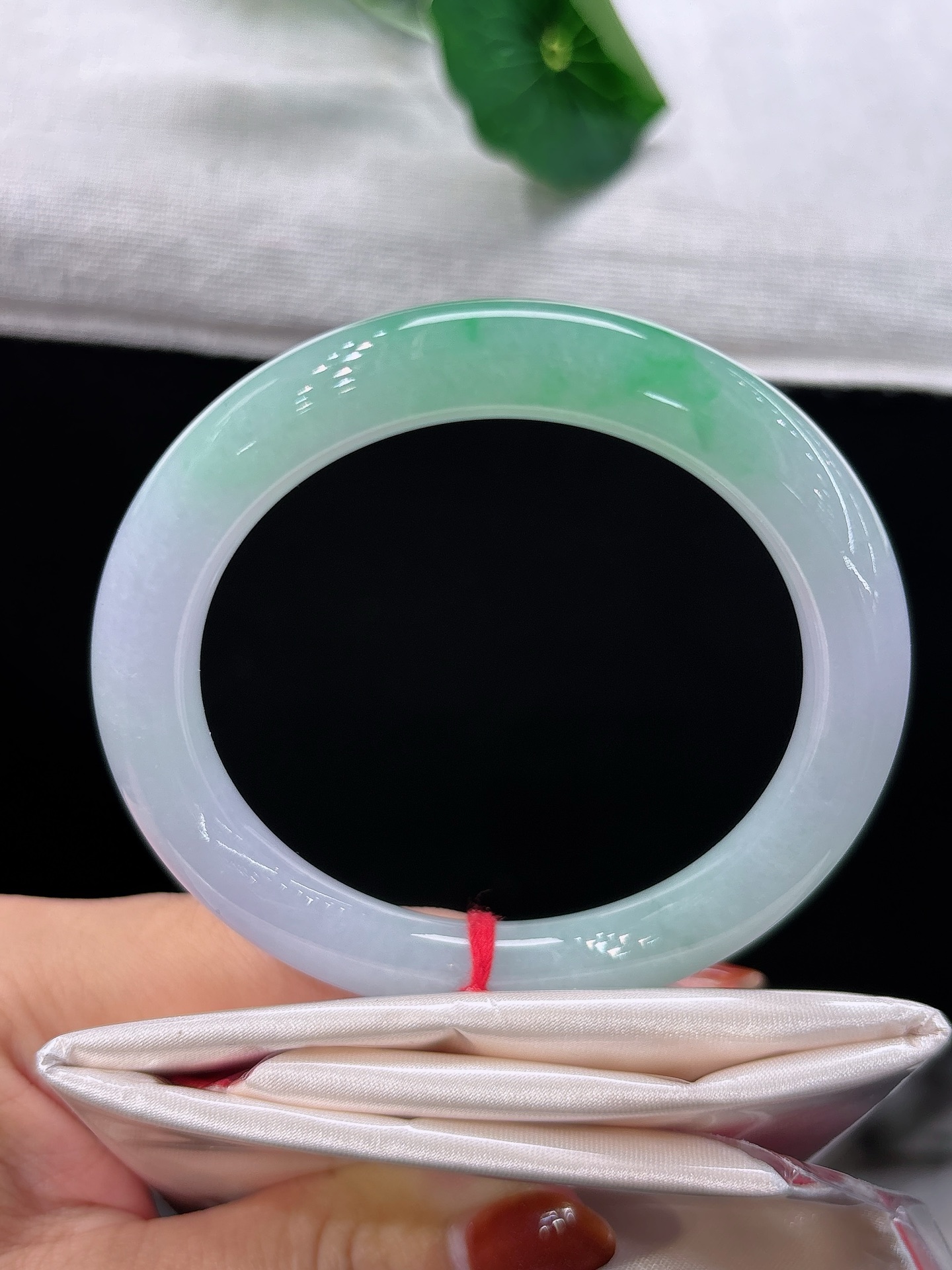 天然翡翠手镯，圈口53.8/9.6，圆条春彩柔底，一抹鲜翠悠然点染，紫翠双色相融，尽显温婉优雅，无裂