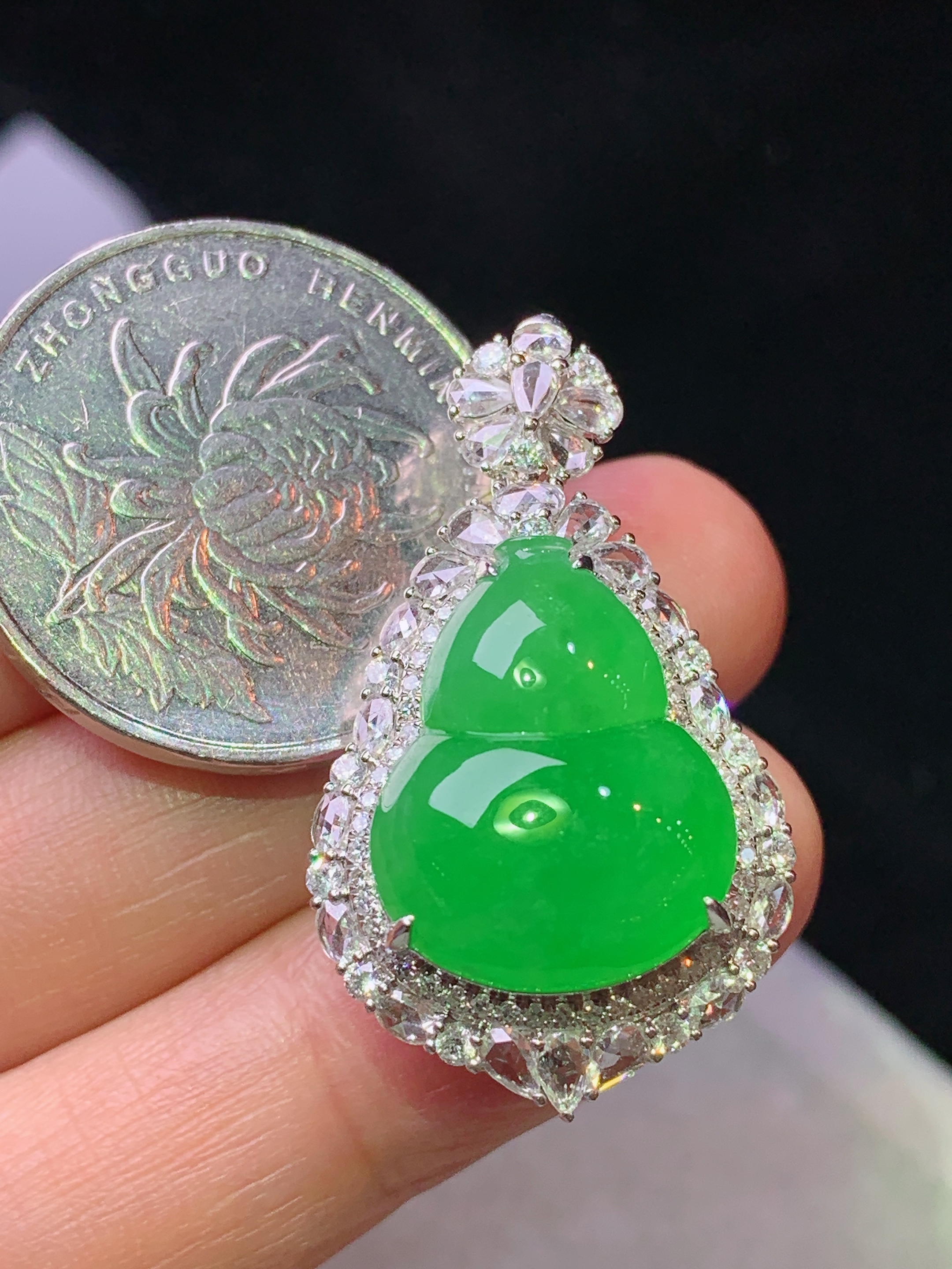 18k金钻镶嵌冰阳绿葫芦吊坠 玉质细腻 色泽艳丽清新 水润亮眼 整体尺寸33.3*19.5*12.8 b7
