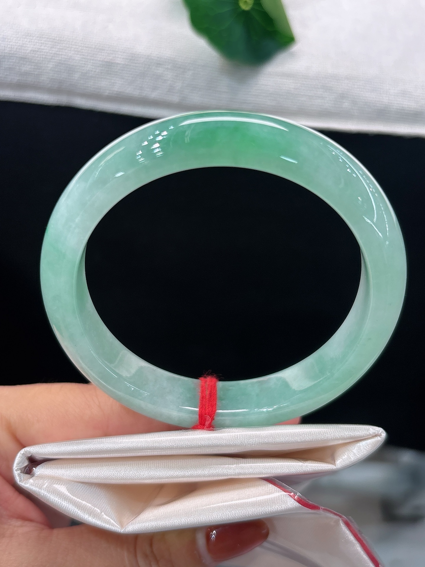 天然翡翠手镯，圈口58/12.3/8.6，正圈柔润果绿底色，清莹如水，翠色悠然漫展，雅致又灵动，无裂