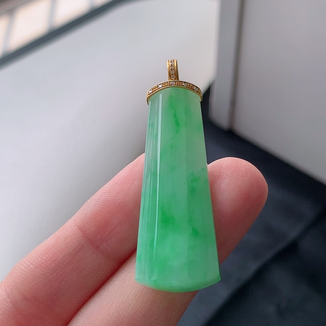️ 冰飘绿平安柱吊坠。色阳色艳，种老饱满细腻，佩戴优雅气质货号181003，39.9-15.6-6