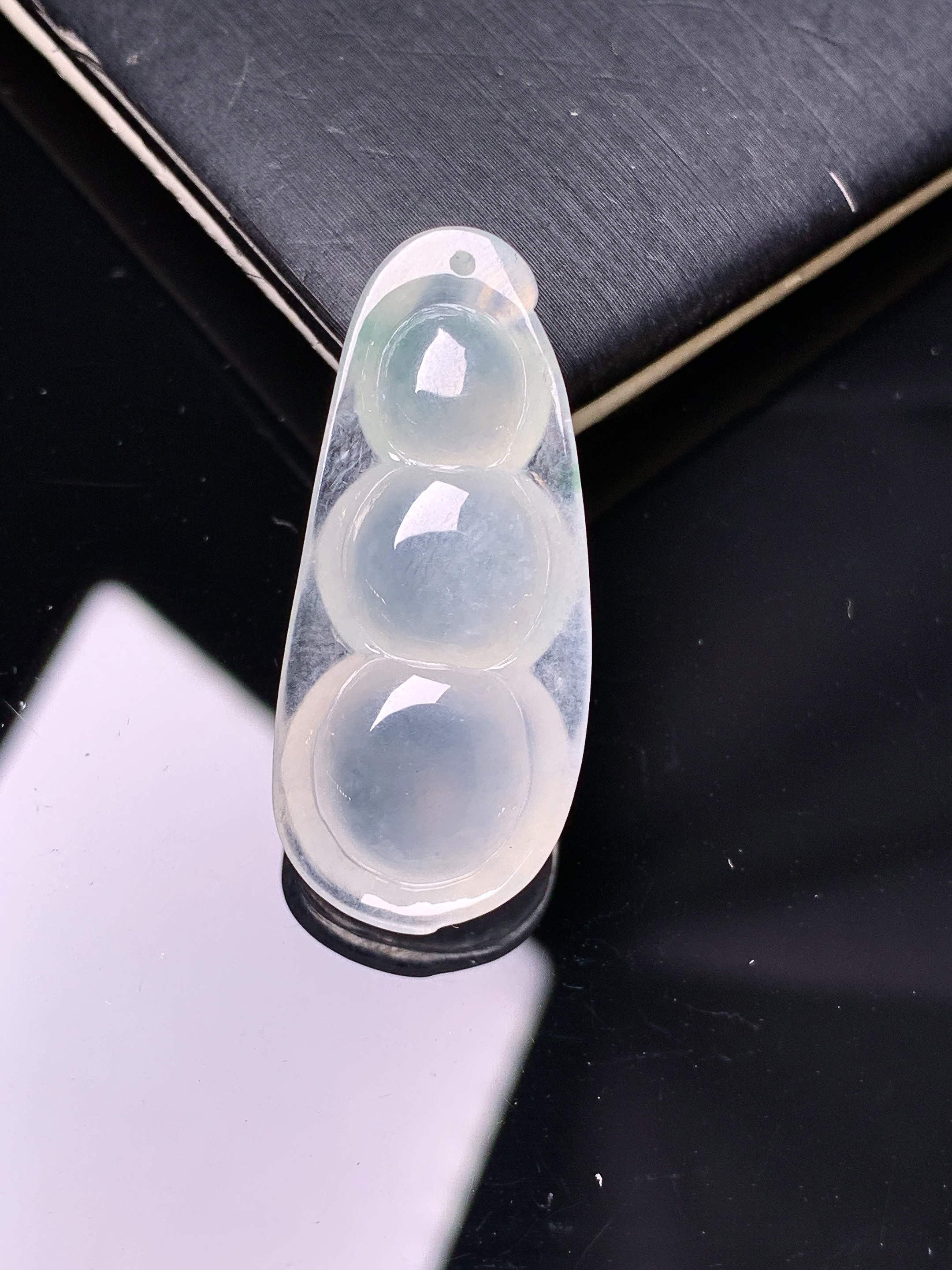 冰种四季豆吊坠 玉质细腻 色泽艳丽清新 水润亮眼 整体尺寸32.5*14.2*6.8 d1