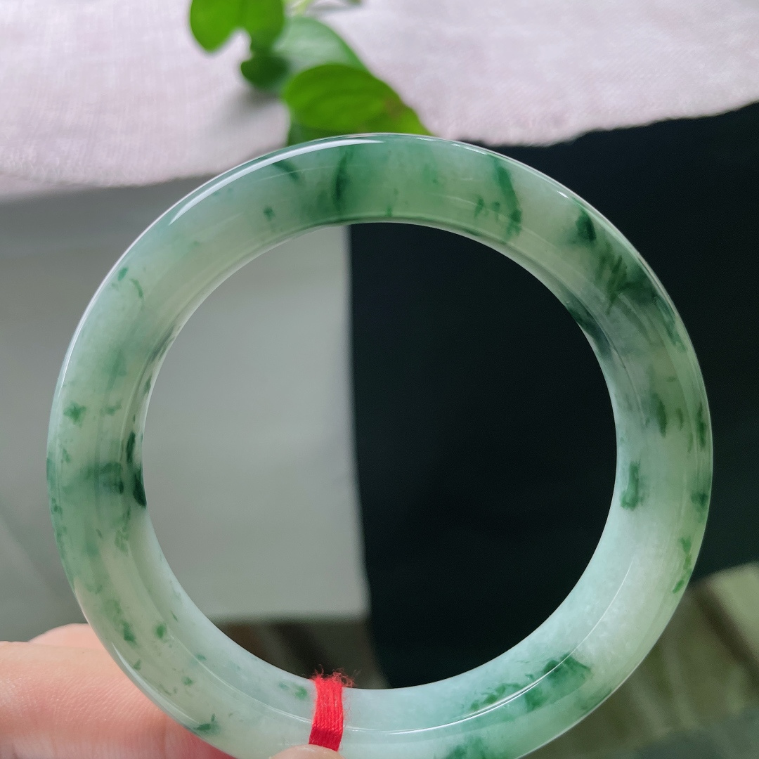 56.5/11.5/9.0，飘花正圈。指甲纹不显，清透玉底晕开灵动飘花，草木翠影流转，自带山水诗意。
