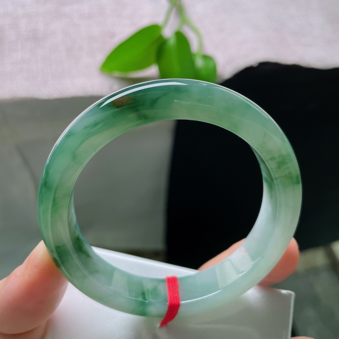 53.5/11.9/7.9，湖水绿正圈，飘花灵动飘逸，种老，一抹红翡鸿运当头，无裂，ss59431a