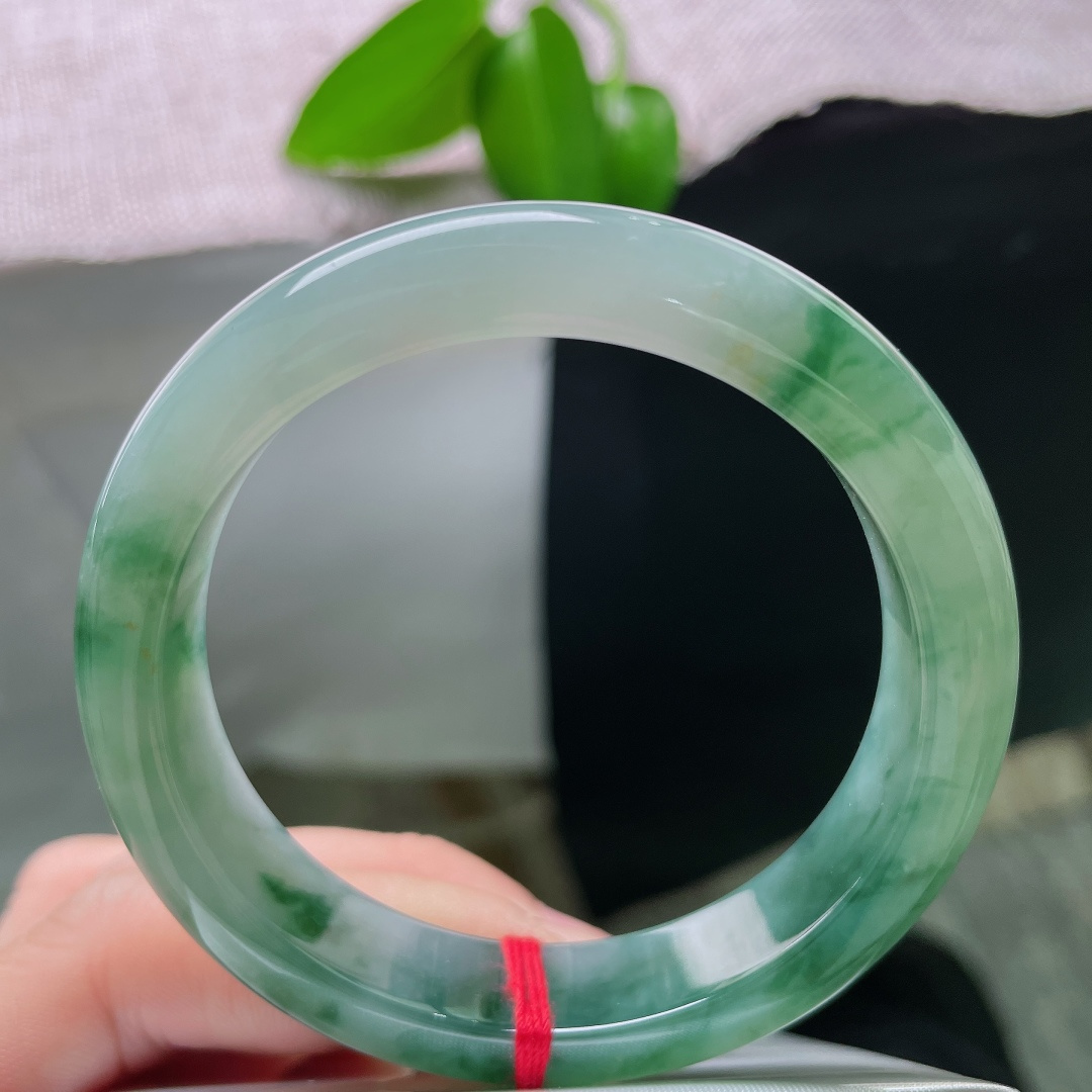 53.5/11.9/7.9，湖水绿正圈，飘花灵动飘逸，种老，一抹红翡鸿运当头，无裂，ss59431a