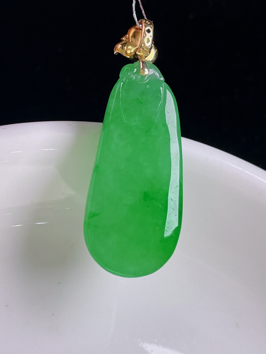 辣绿福瓜，18k镶嵌，老种起光，细底通透，尺寸：34.3裸石29/12.8/7.4mm1005