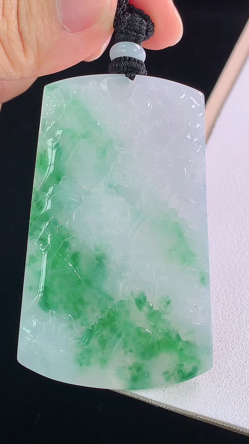 ️冰飘绿山水牌，无裂，尺寸:60.3-38.0-4.6mm 4