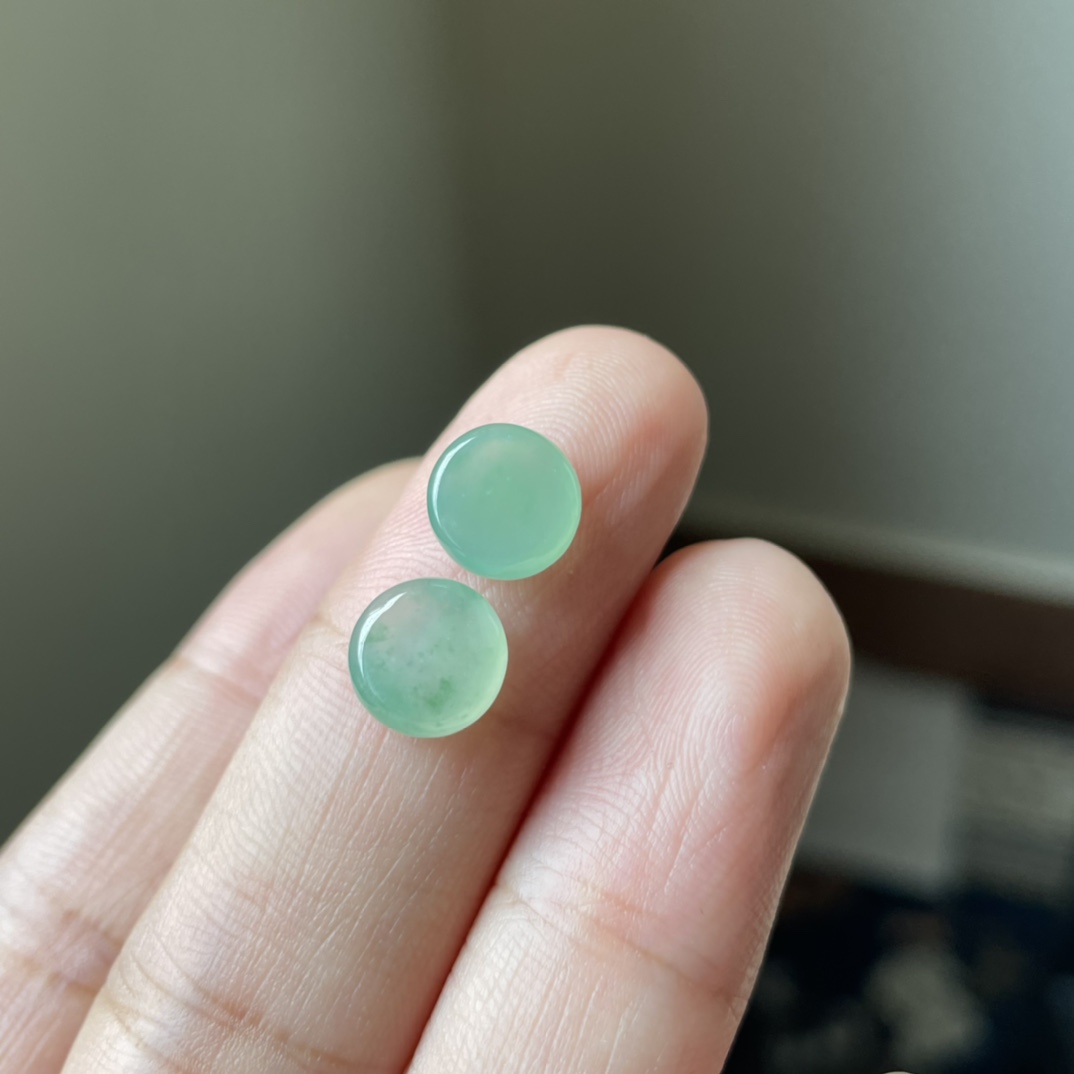 冰绿飘花小无事牌吊坠，小圆满，种水好，冰透无裂，尺寸8.8×3.9，一对
