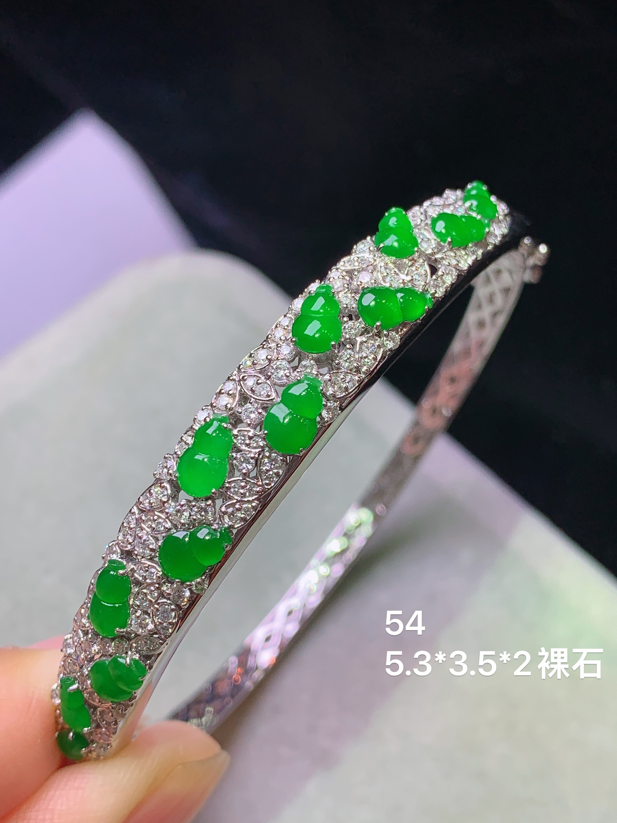 18k金钻镶嵌冰阳绿手镯 玉质细腻 色泽艳丽清新 水润亮眼 圈口54 整体尺寸5.3*3.5*2 m7