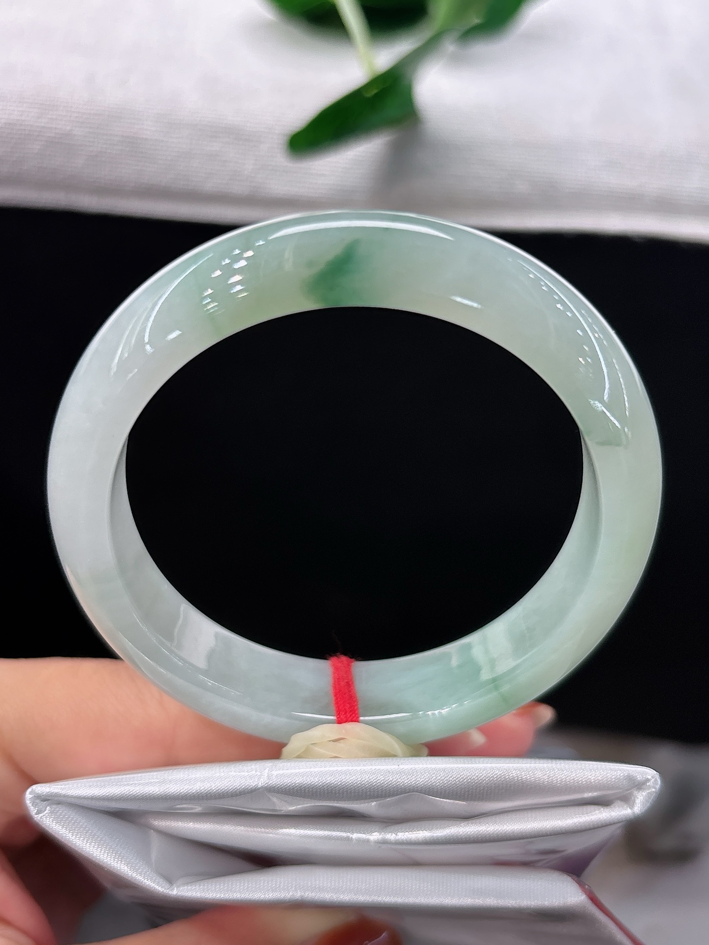 天然翡翠手镯，圈口53.7/12.2/8.4，正圈冰润浅底飘翠，一抹翠色悠然栖于玉间，自带温婉灵气，