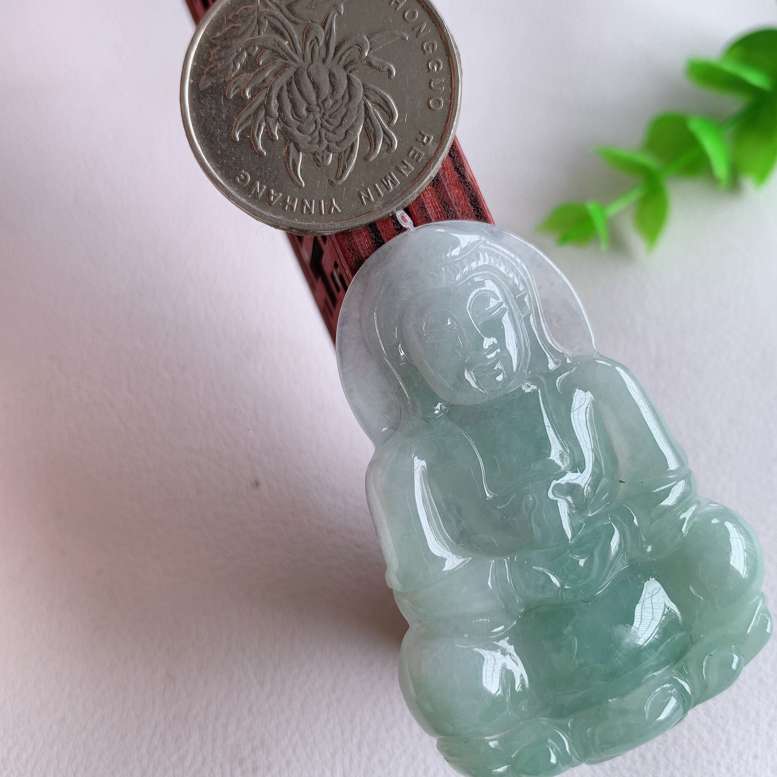 冰润精雕观音吊坠，法相端庄大气，工艺精湛，种色浓郁，细腻饱满冰润，种老水足，收藏佳品，佩戴大气  W49.3   尺寸：49-33.8-5.8mm