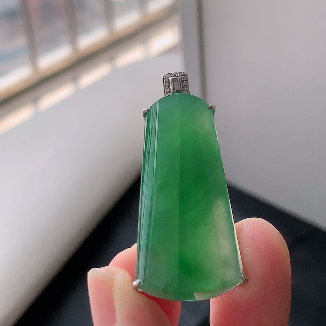 ️ 冰飘绿平安柱吊坠。色阳色艳，种老饱满细腻，佩戴优雅气质货号181003，42.1-18.8-6