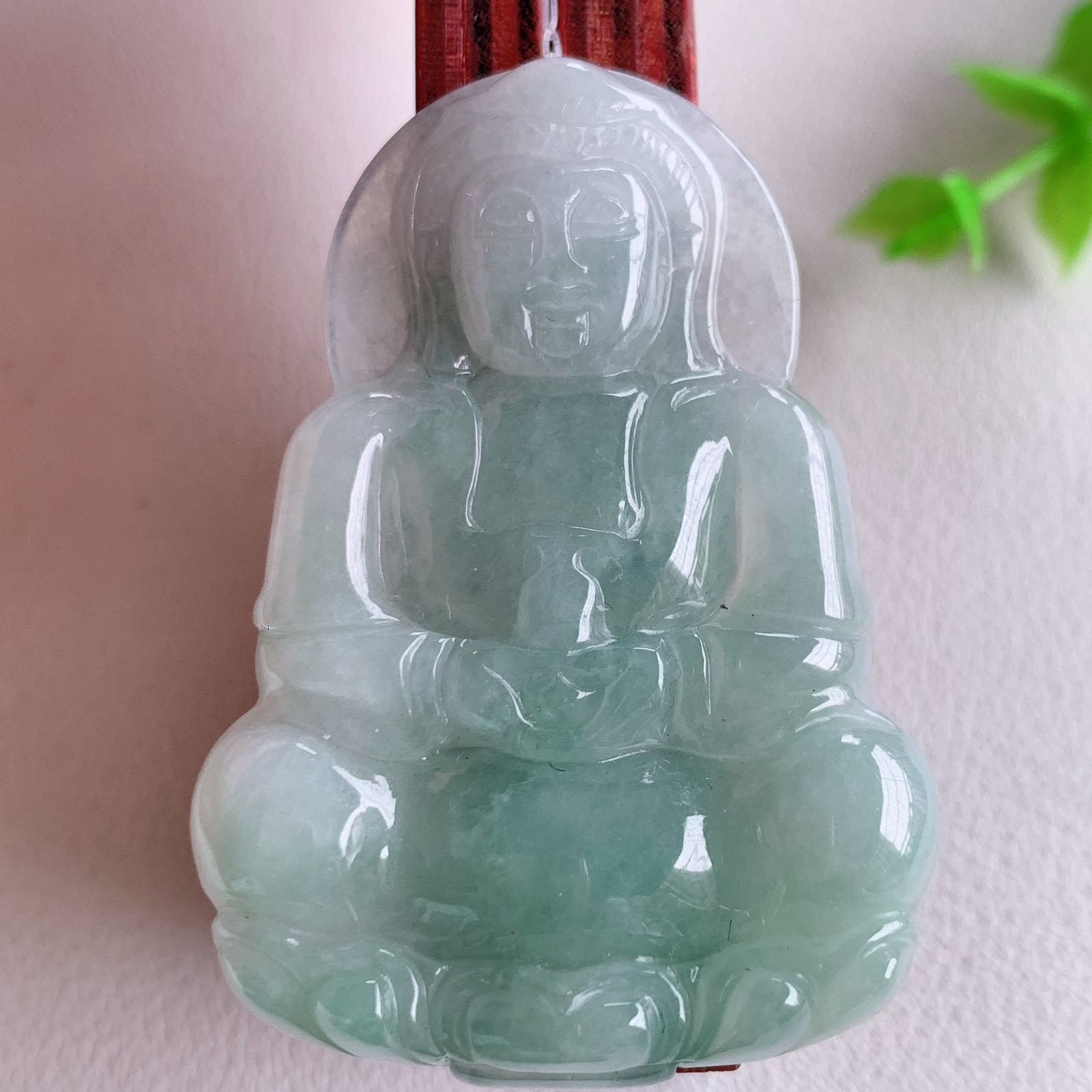 冰润精雕观音吊坠，法相端庄大气，工艺精湛，种色浓郁，细腻饱满冰润，种老水足，收藏佳品，佩戴大气  W