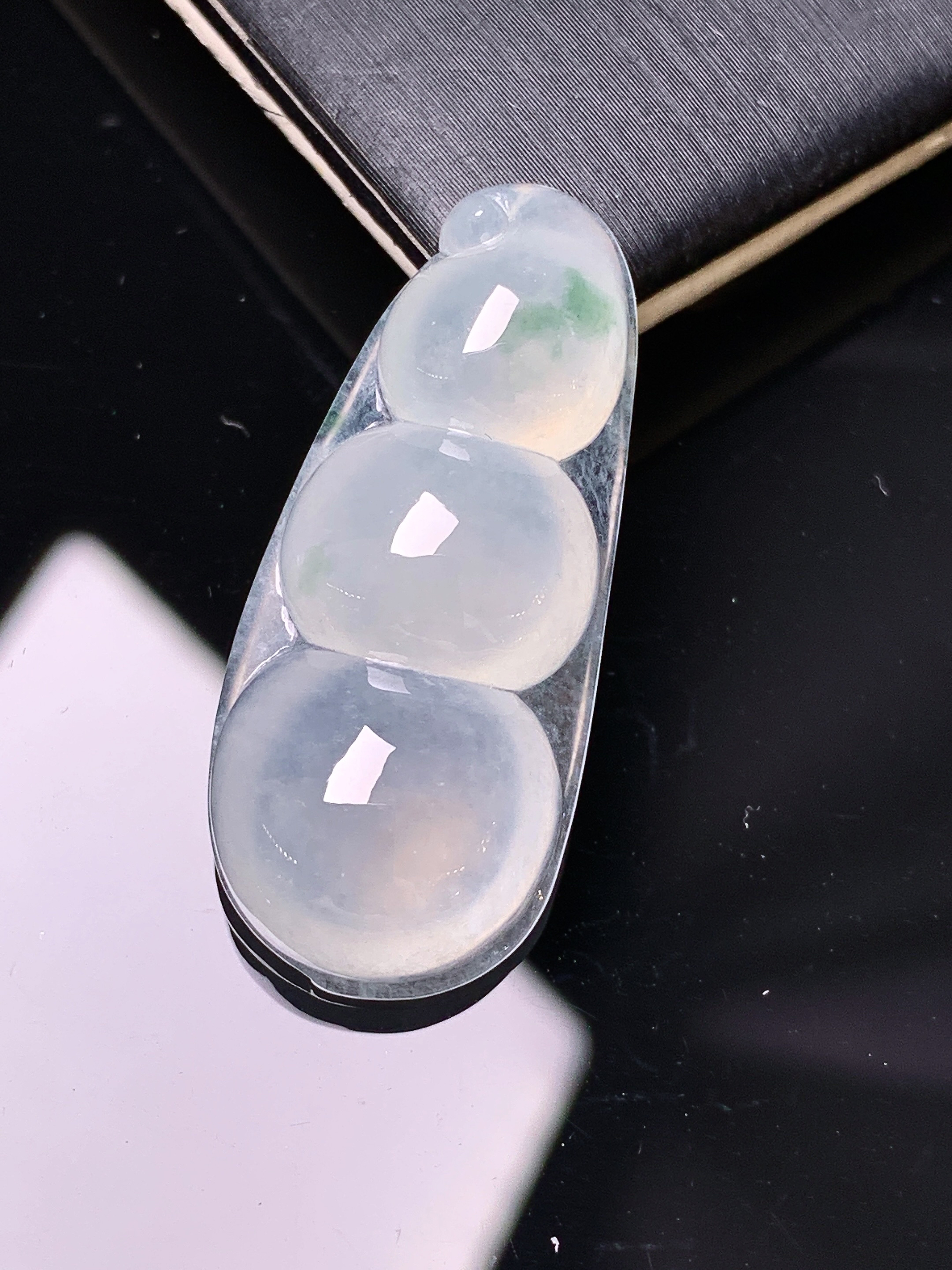 冰种四季豆吊坠 玉质细腻 色泽艳丽清新 水润亮眼 整体尺寸32.5*14.2*6.8 d1