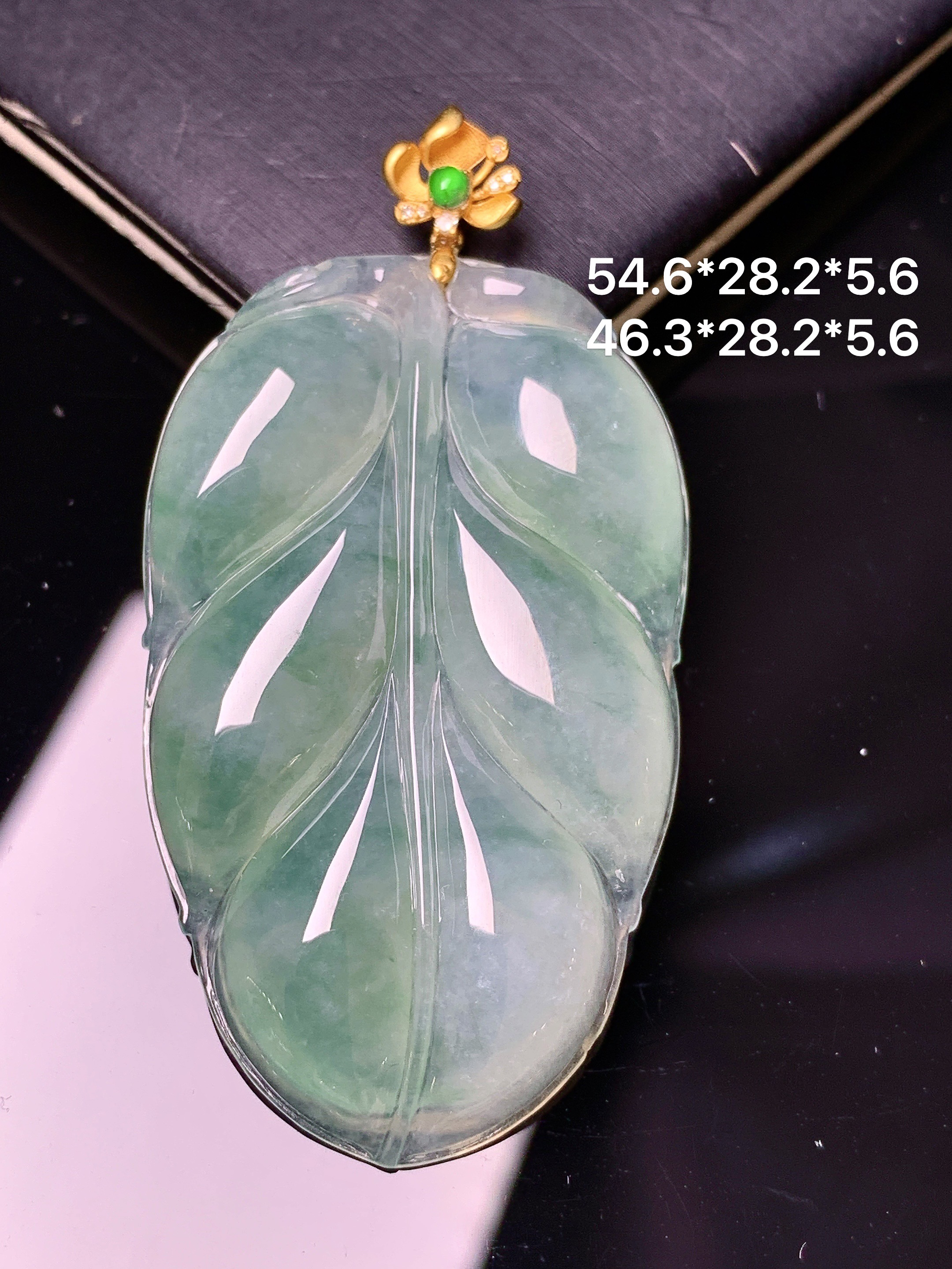 18k金镶嵌飘绿树叶吊坠 玉质细腻 色泽艳丽清新 水润亮眼 整体尺寸54.6*28.2*5.6 d1