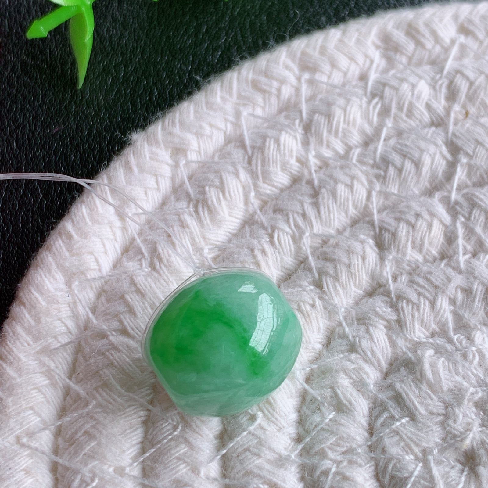 冰润飘阳绿路路通翡翠吊坠  款式新颖时尚，日常百搭的款。满满的份量感，清秀高雅，上身效果优雅迷人！性价比超值  W49.3 尺寸：14.2-13.3mm