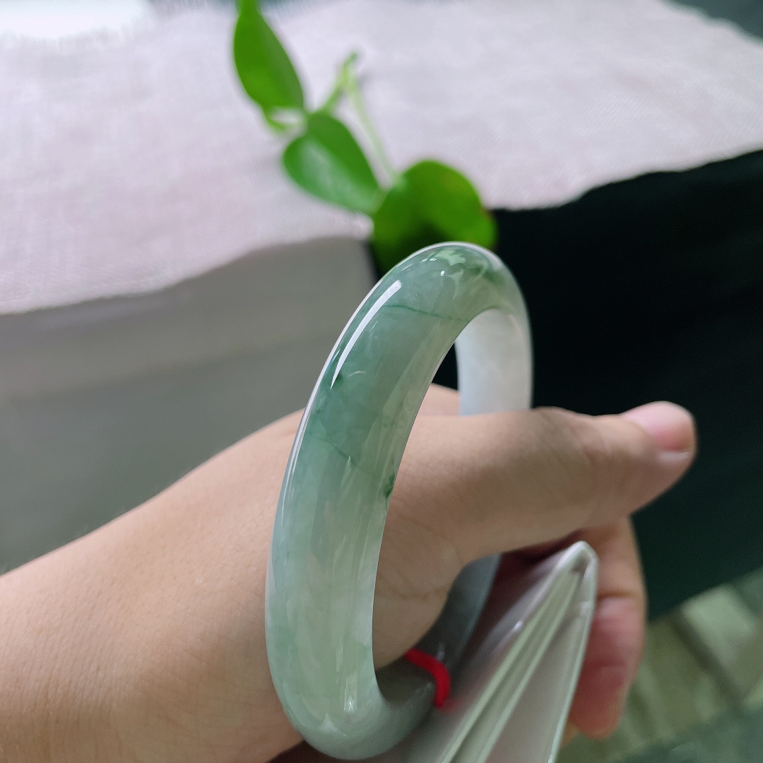 55.8/12.3/8.9，飘花正圈，晶体，飘花纤细飘逸，线条柔和自然色调均匀素雅，意境清幽淡然。ss56519a