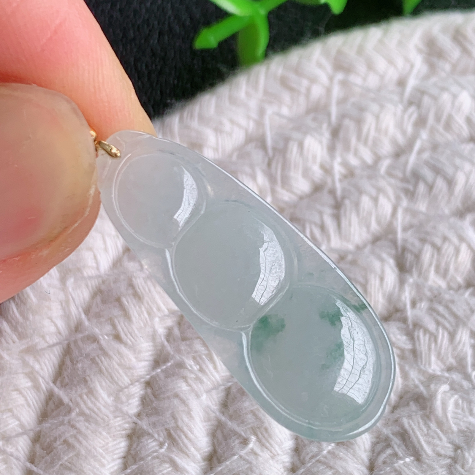 18k金扣冰润飘花福豆翡翠挂件，老种飘花  冰清玉洁  胶感十足  寓意“四季平安，福气满满”颜色鲜艳，清新自然，饱满通透   W49.3  尺寸：30.8-12.5-5.8mm