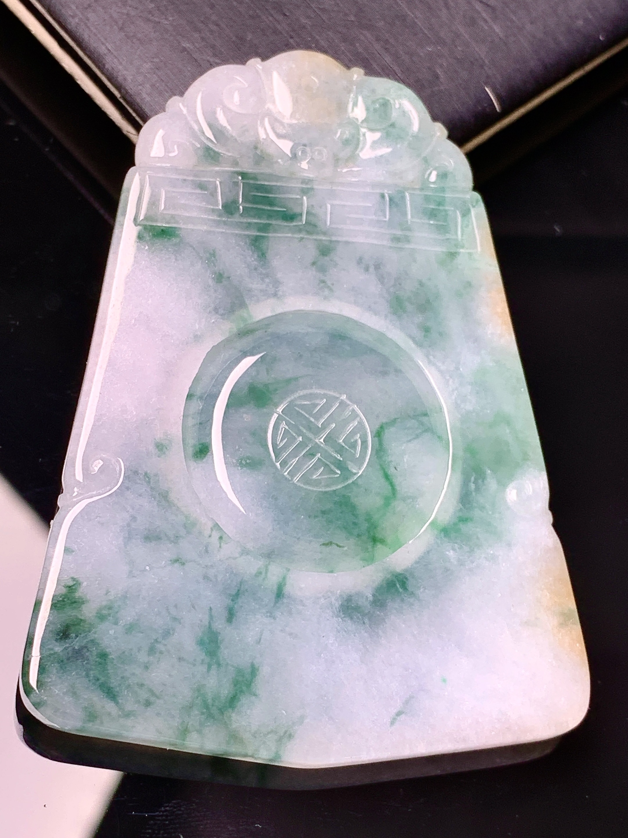 飘绿无事牌吊坠 玉质细腻 色泽艳丽清新 水润亮眼 整体尺寸56.5*41.6*3.8 e6