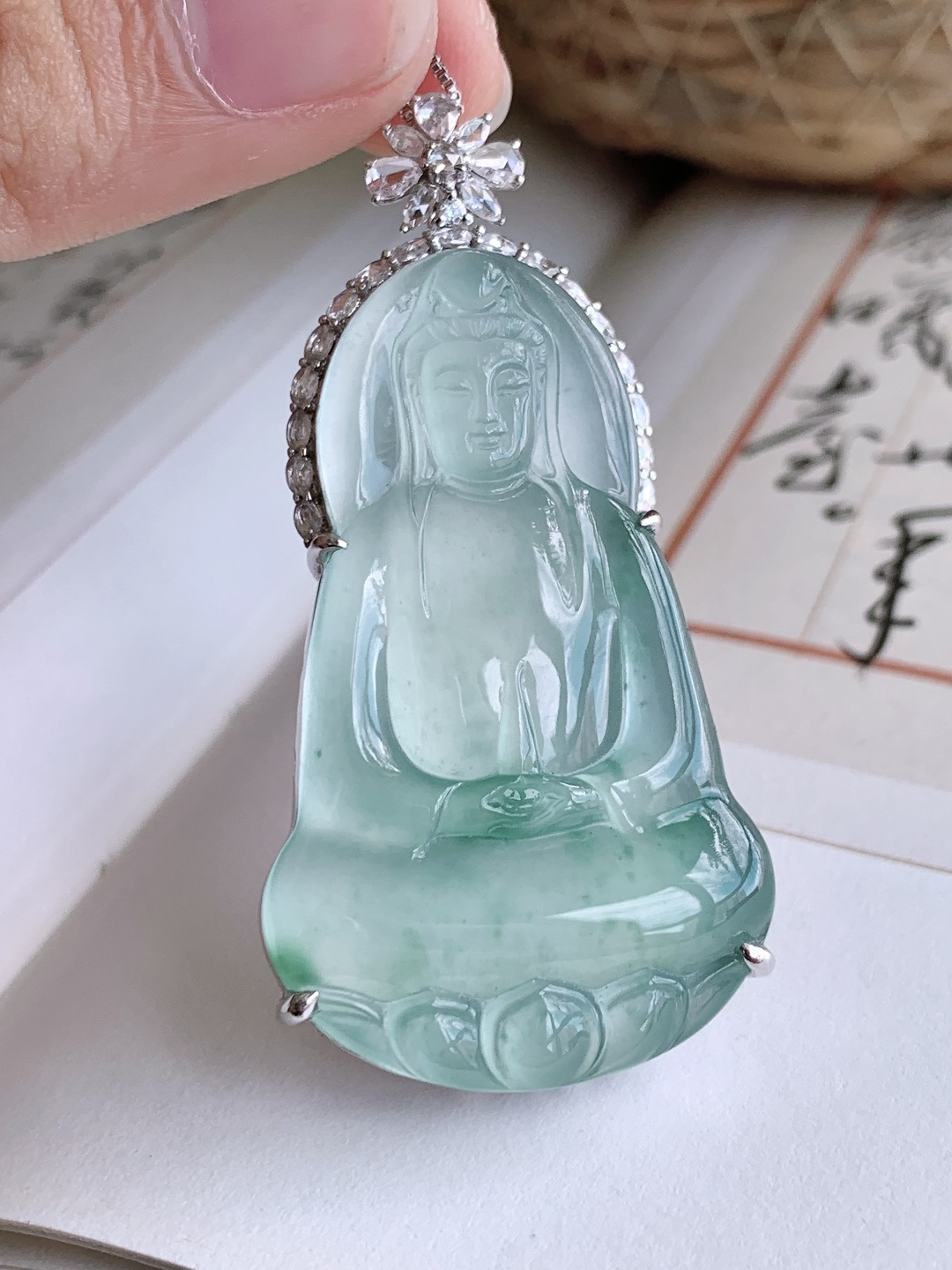 【镶嵌】冰种飘花素衣观音净瓶观音吊坠 【说明】缅甸 18k金镶嵌 无裂 性比高 一刀切 【整体】56.4-27.6-9.4 【裸石】46.3-27.6-4.4 【重量】17.2克