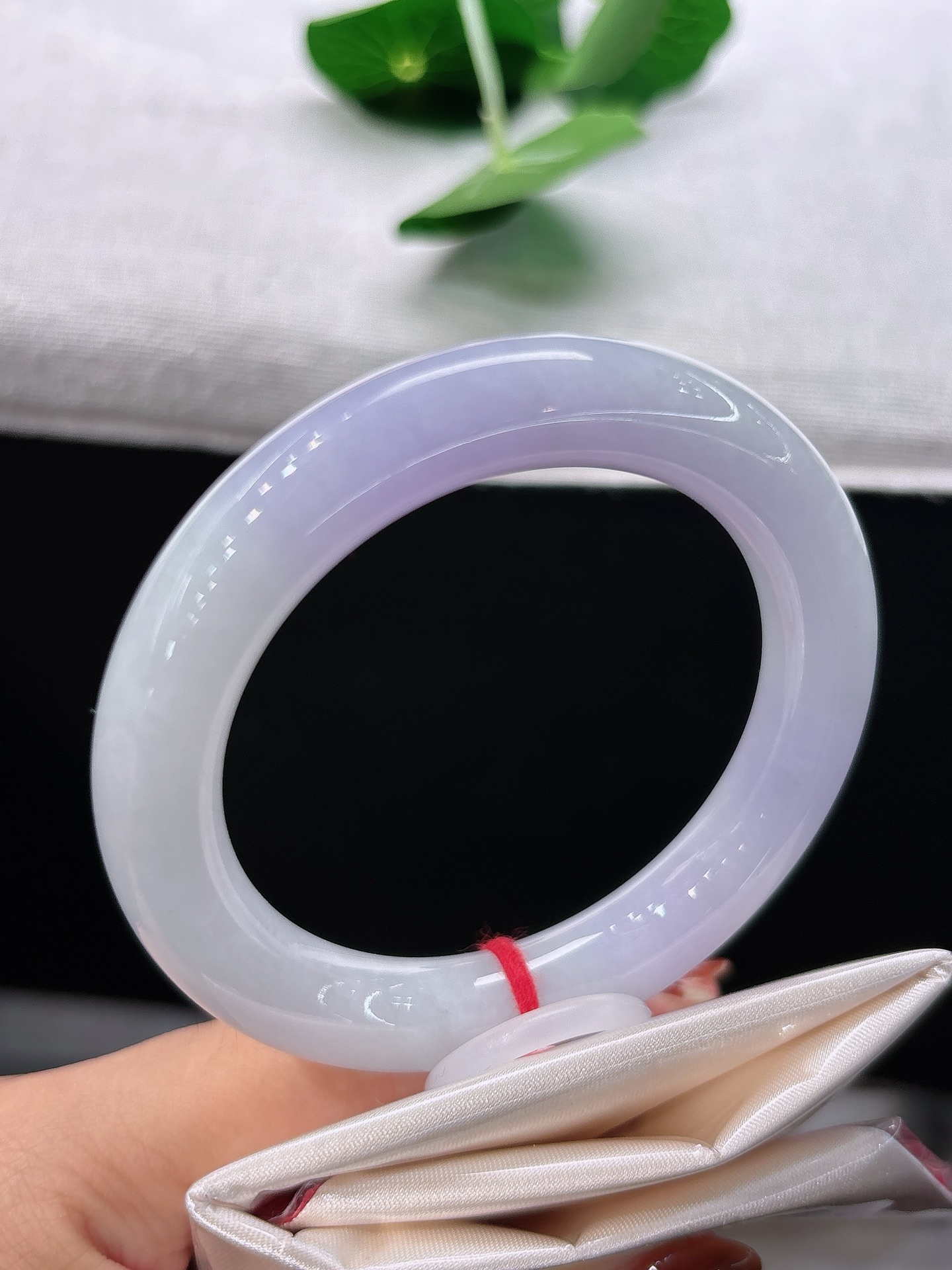 天然翡翠手镯，圈口53.4/11，圆条柔润，似暮烟染霞，玉质温婉莹净，尽显浪漫气韵，无裂
