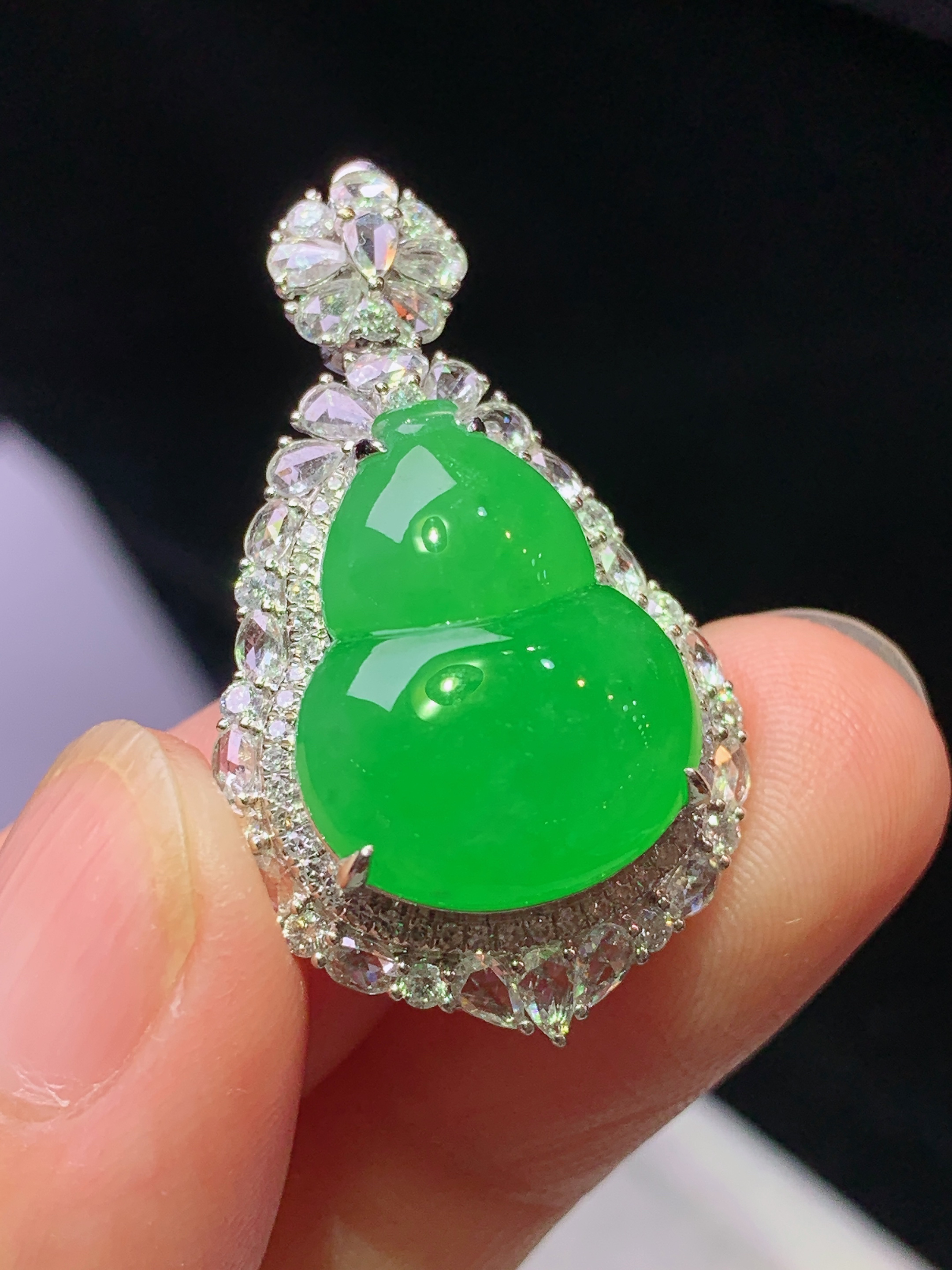 18k金钻镶嵌冰阳绿葫芦吊坠 玉质细腻 色泽艳丽清新 水润亮眼 整体尺寸33.3*19.5*12.8 b7