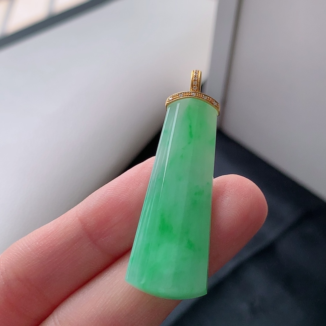 ️ 冰飘绿平安柱吊坠。色阳色艳，种老饱满细腻，佩戴优雅气质货号181003，39.9-15.6-6.3