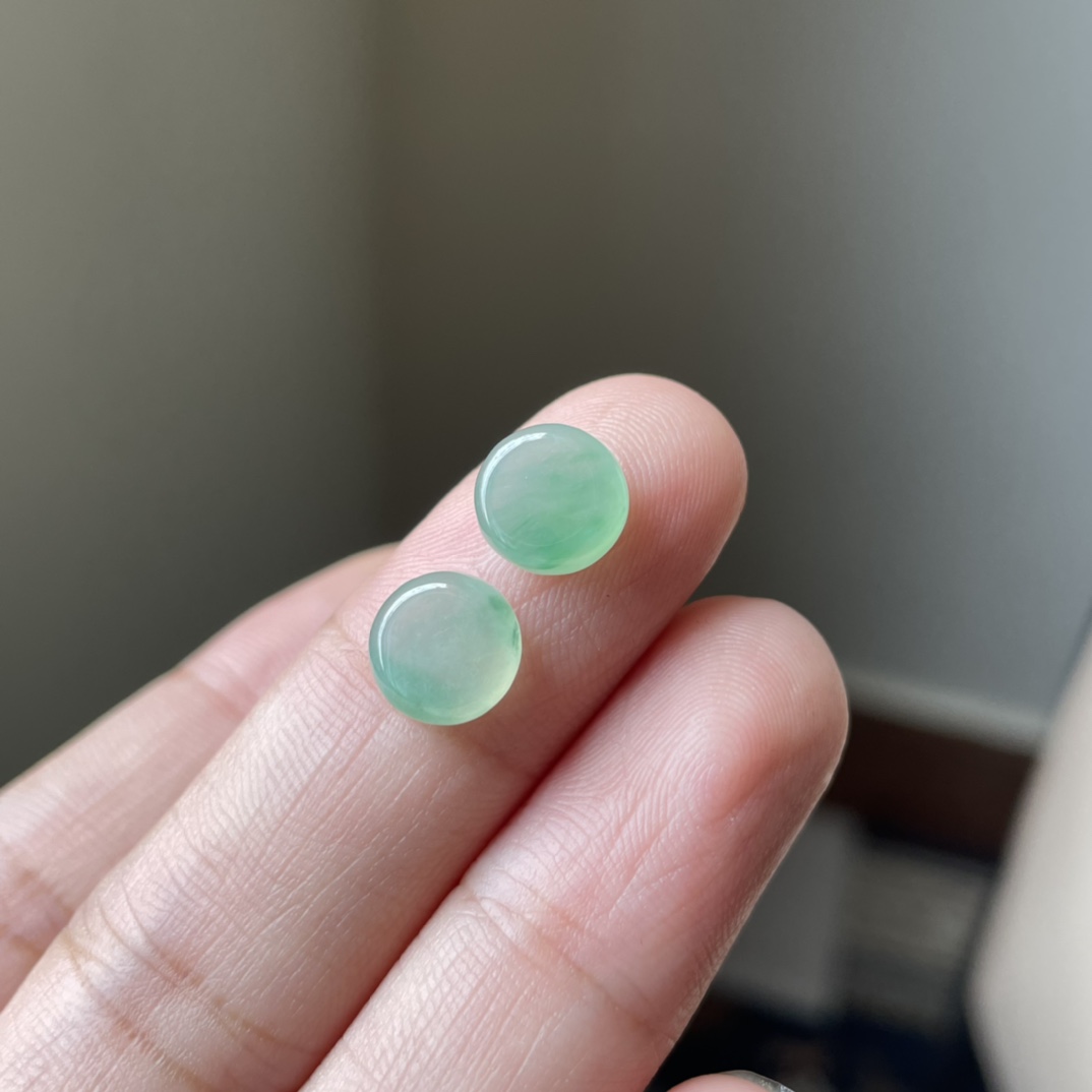 冰绿飘花小无事牌吊坠，小圆满，种水好，冰透无裂，尺寸8.8×3.9，一对