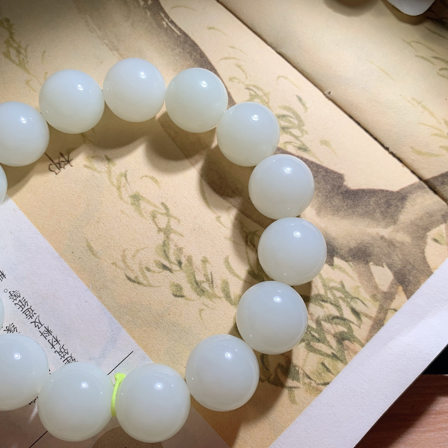 新疆和田玉白玉圆珠手串！且末糖手串 单颗尺寸14！玉质细腻油润。手推出油。品相大气 lt2601005