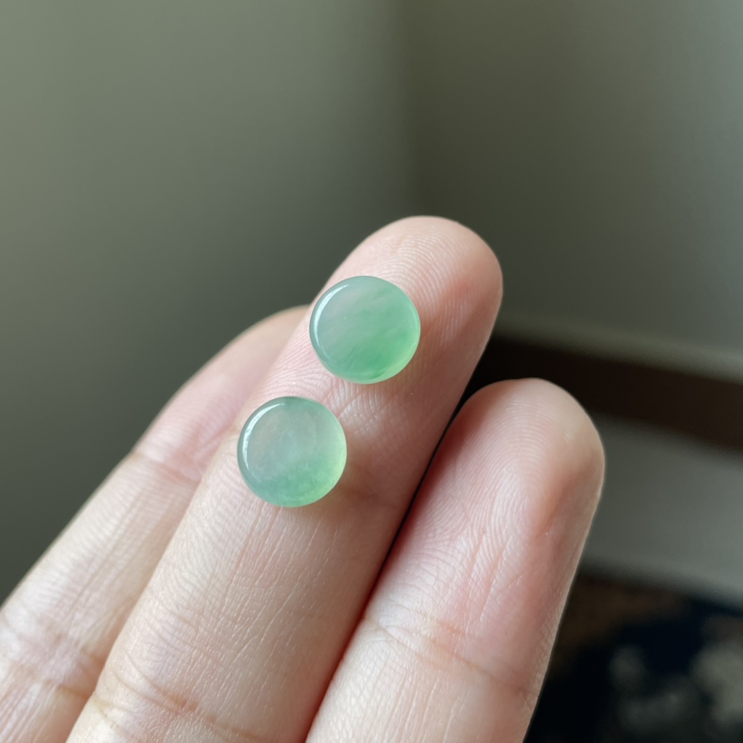冰绿飘花小无事牌吊坠，小圆满，种水好，冰透无裂，尺寸8.8×3.9，一对