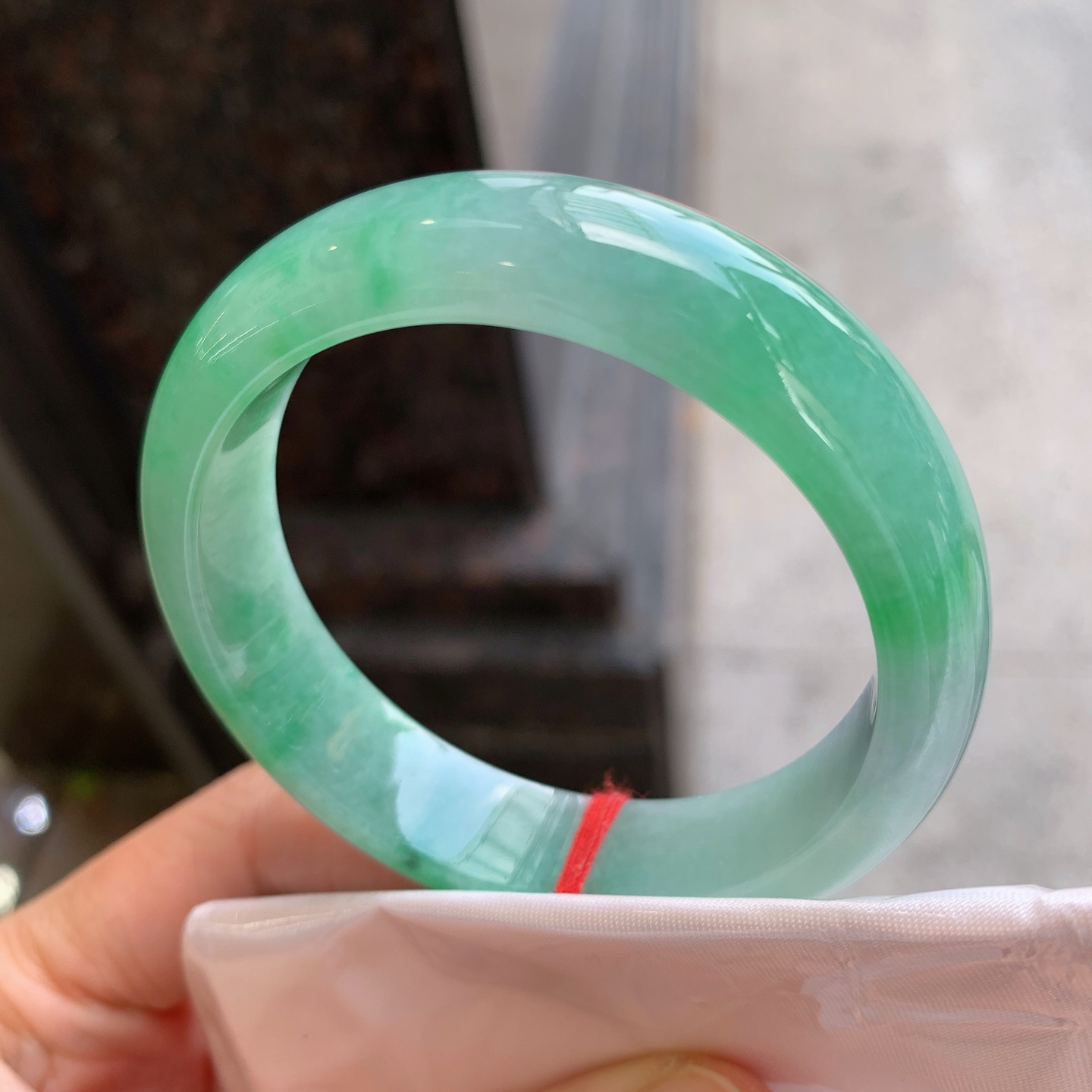 正圈飘绿 微细纹 尺寸：51.1/12.9/7.2 小圈口