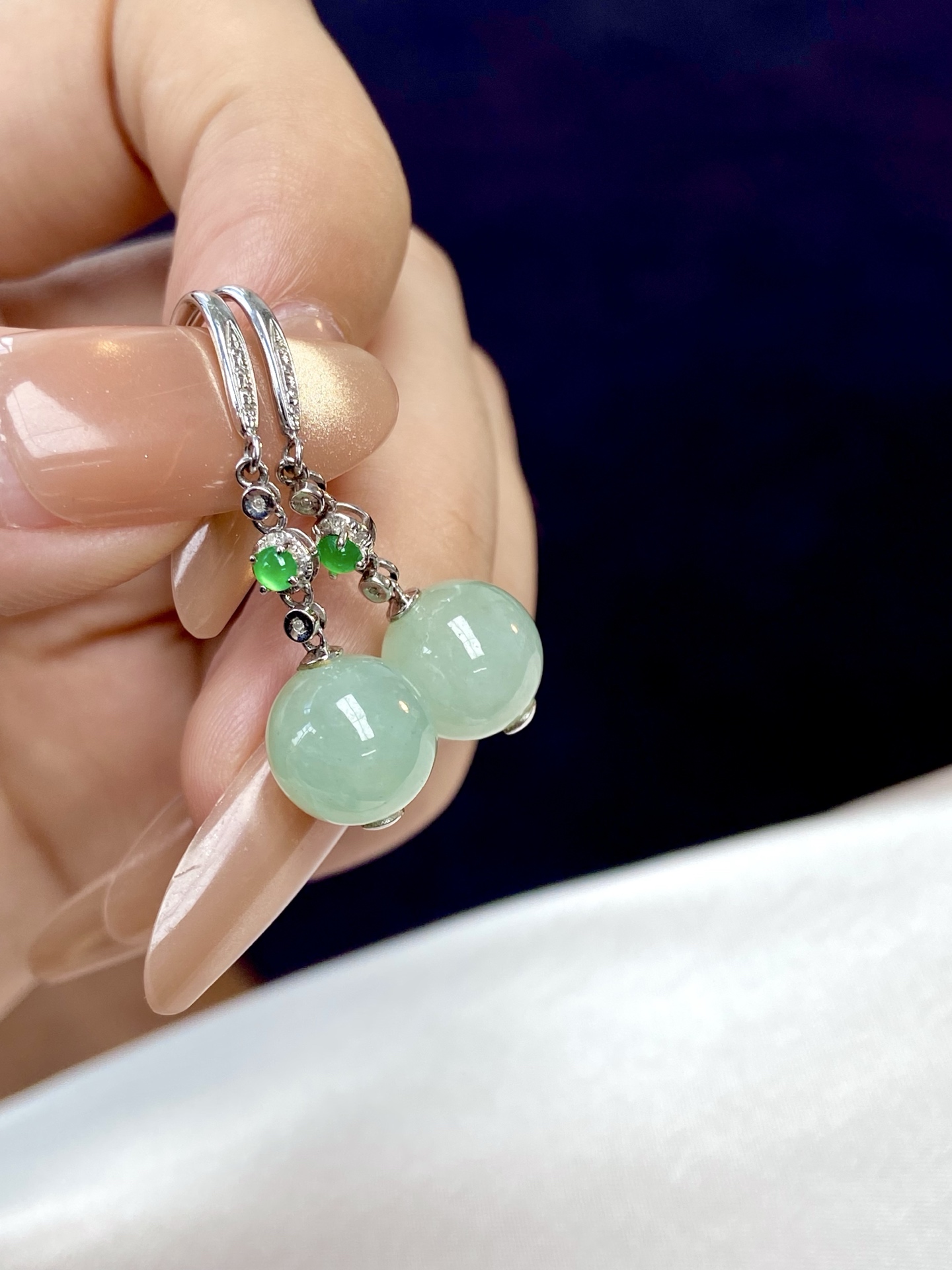 ️冰种晴水绿珠珠耳坠，温润且灵动，日常戴是“不经意的贵气”整体：35.6，裸石：10mm，无裂。