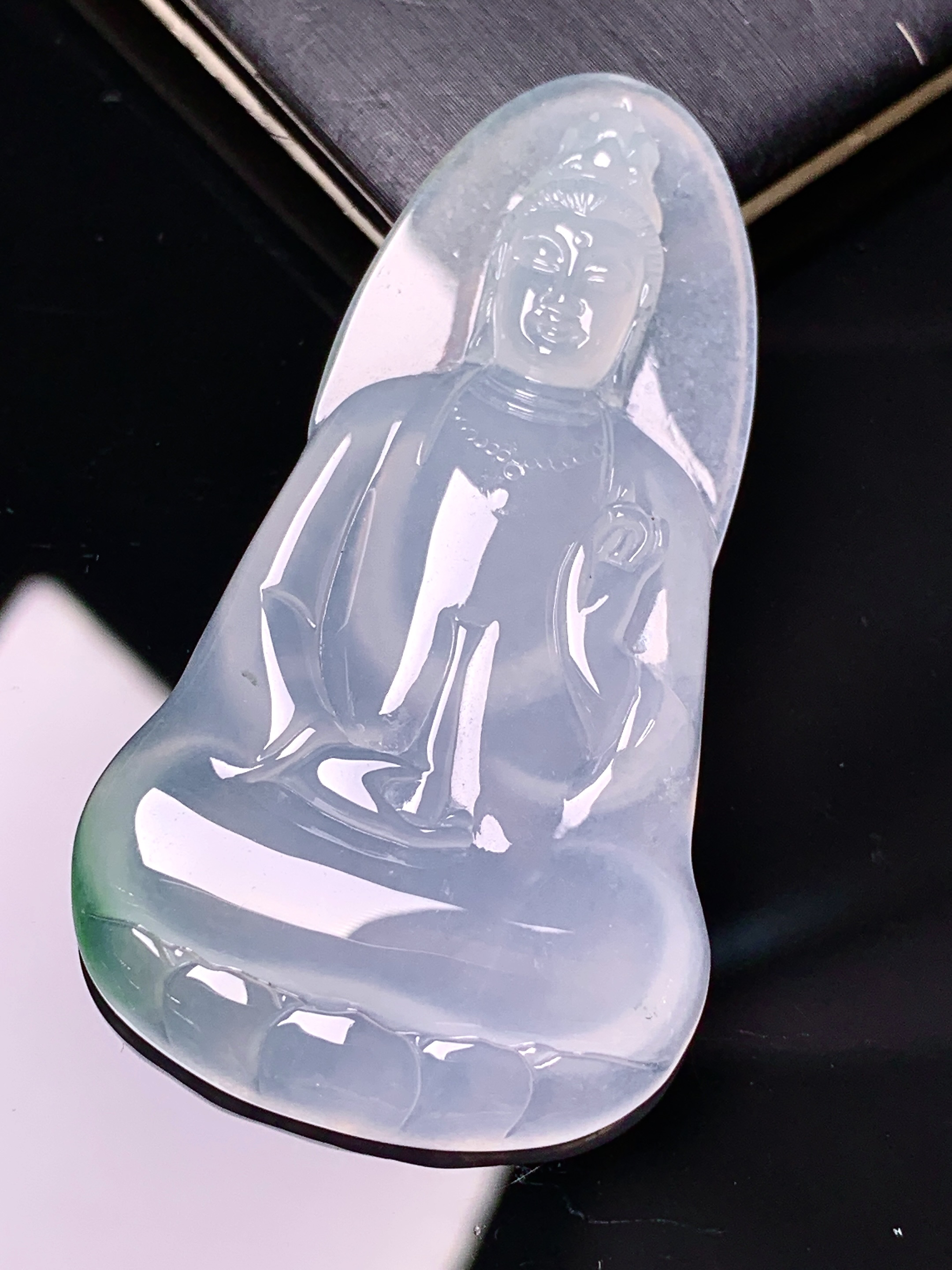 冰种观音菩萨吊坠 玉质细腻 色泽艳丽清新 水润亮眼 整体尺寸50.2*24*4.5 a8