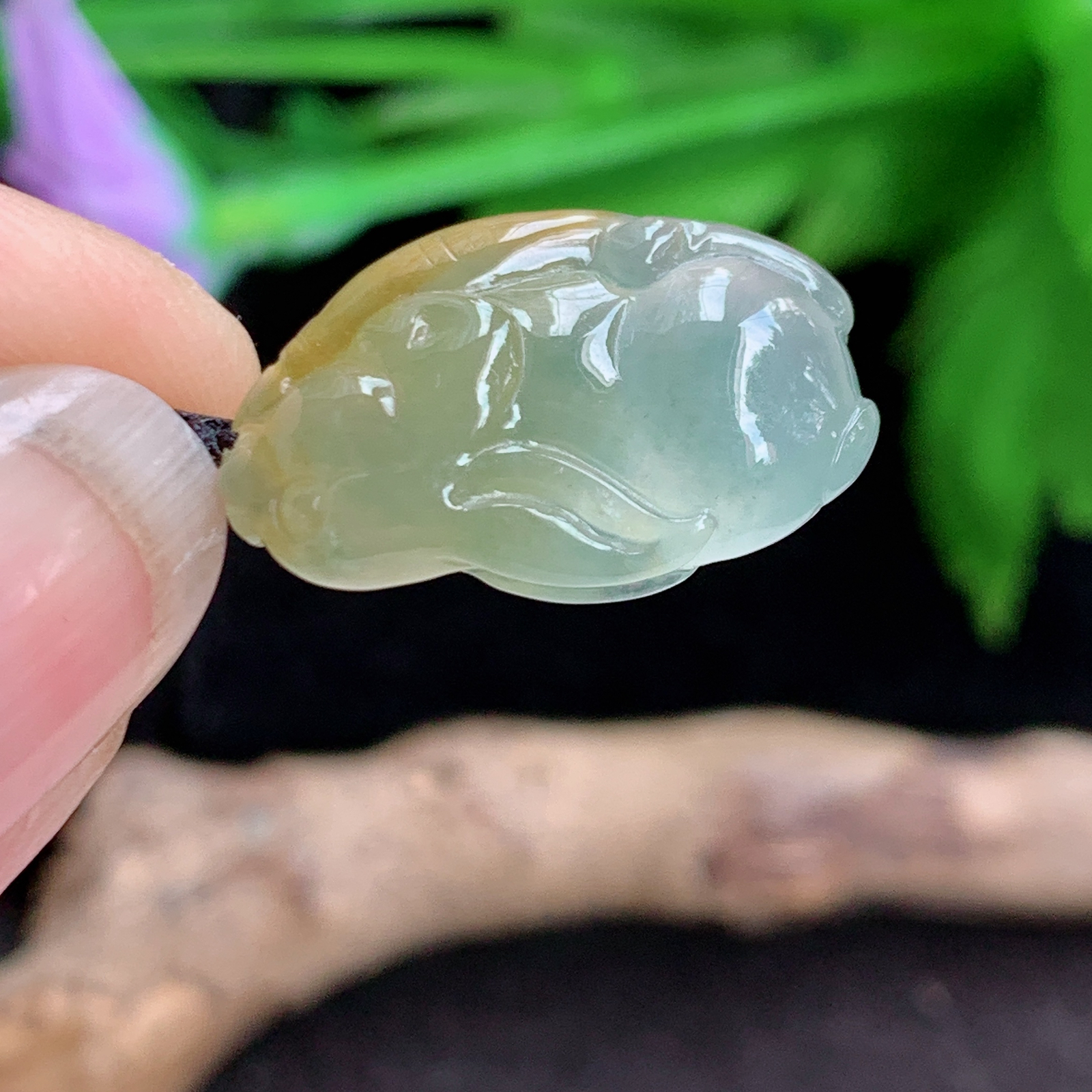 lz实拍19.8*12.3*6缅甸翡翠精雕高品质冰黄小兔子玉吊坠