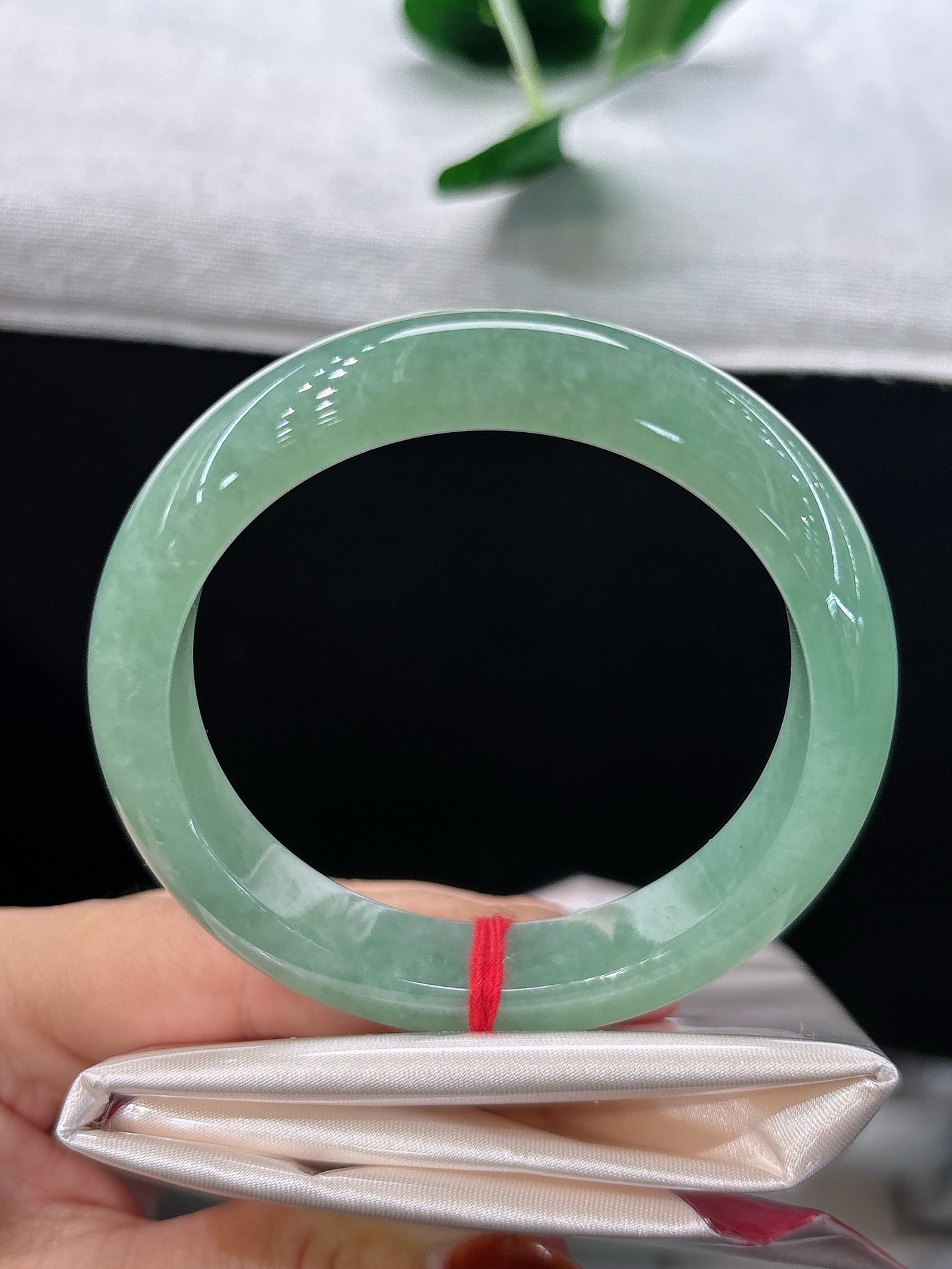 天然翡翠手镯，圈口56.4/12.5/9.1，正圈满润苹果绿底，似一汪春日碧潭，玉质细腻，尽显雅致，无裂