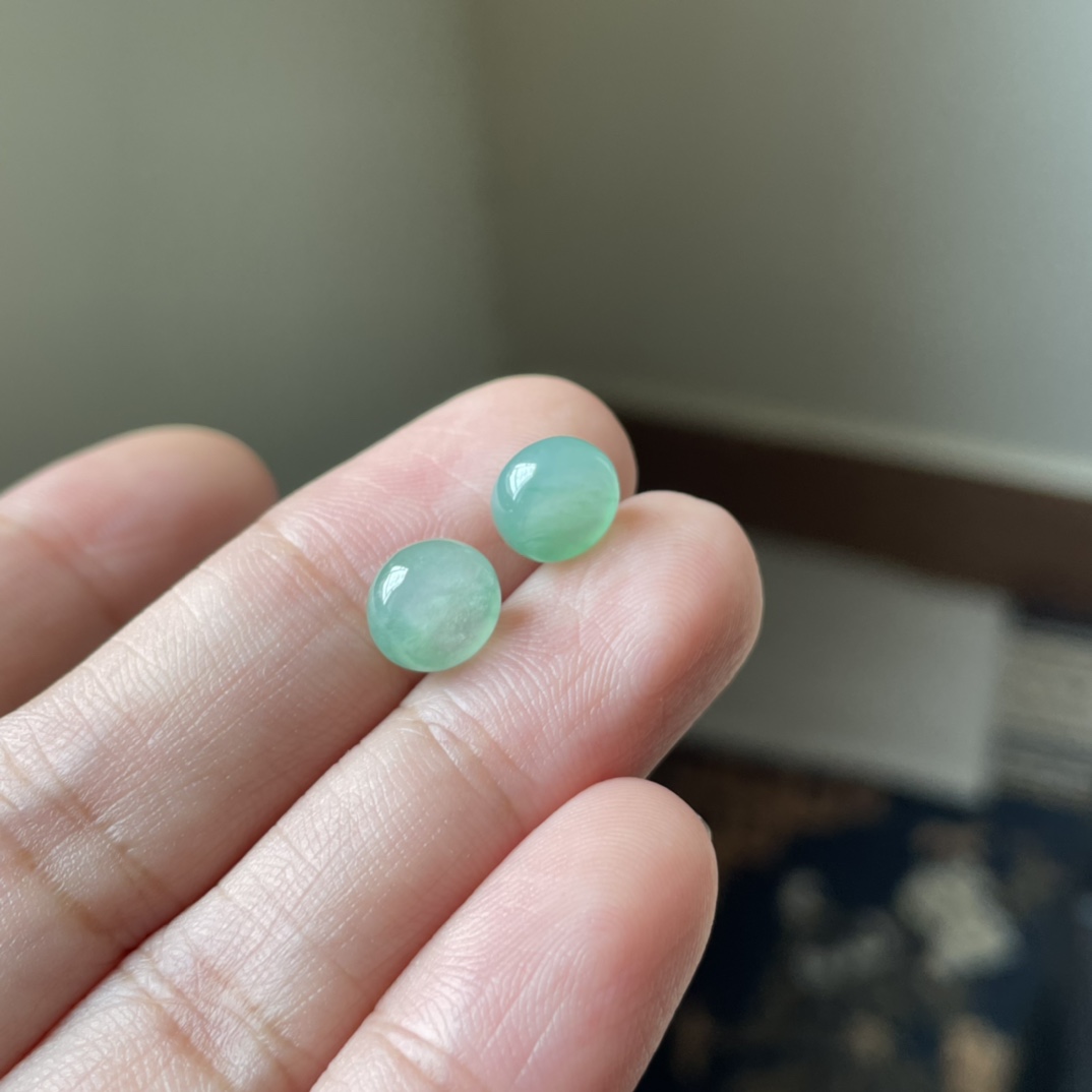 冰绿飘花小无事牌吊坠，小圆满，种水好，冰透无裂，尺寸8.8×3.9，一对