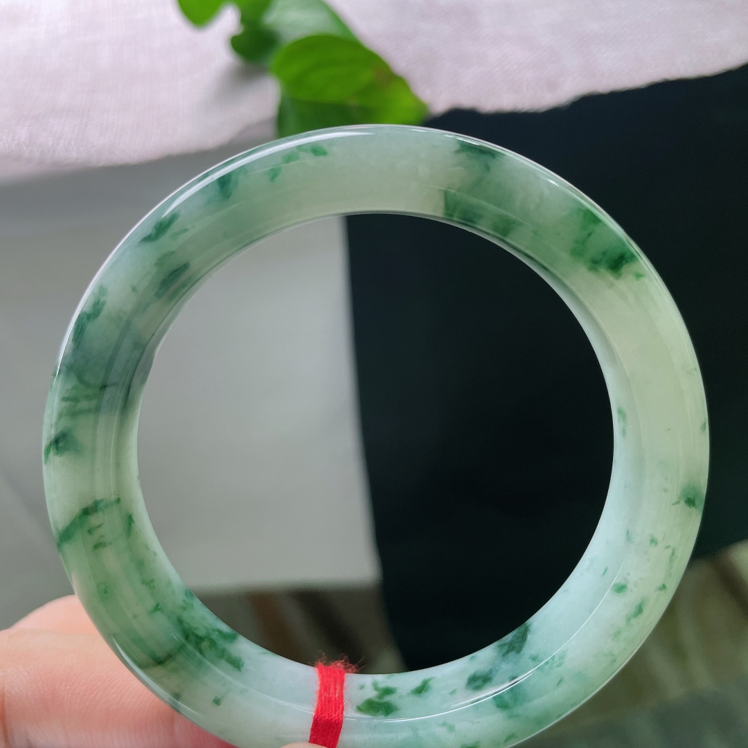 56.5/11.5/9.0，飘花正圈。指甲纹不显，清透玉底晕开灵动飘花，草木翠影流转，自带山水诗意。