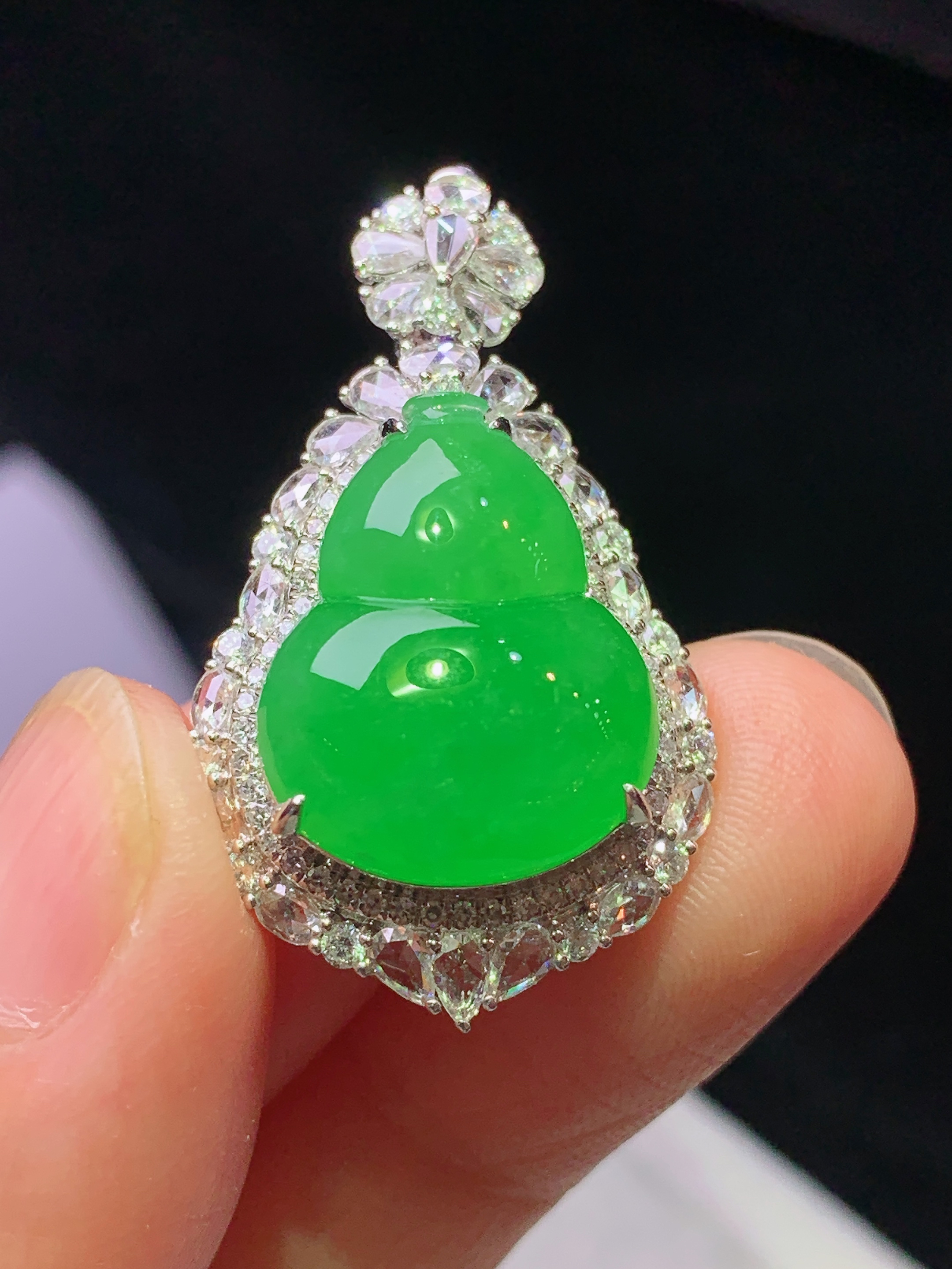 18k金钻镶嵌冰阳绿葫芦吊坠 玉质细腻 色泽艳丽清新 水润亮眼 整体尺寸33.3*19.5*12.8 b7