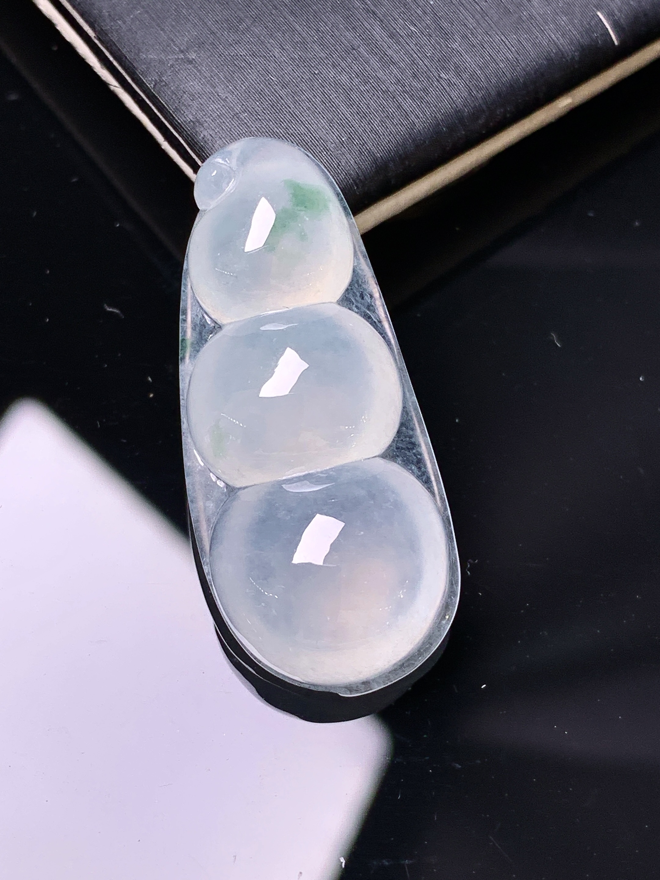 冰种四季豆吊坠 玉质细腻 色泽艳丽清新 水润亮眼 整体尺寸32.5*14.2*6.8 d1