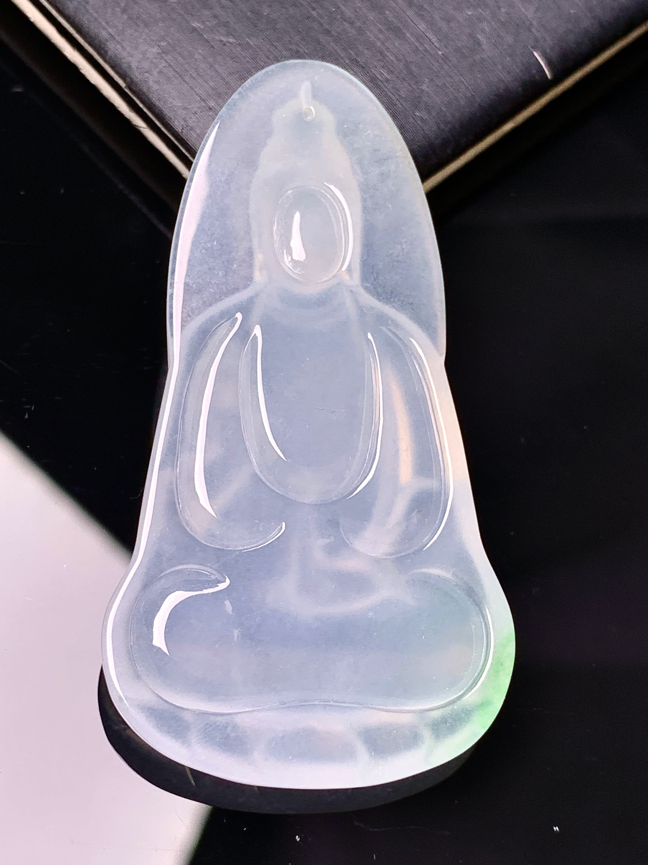 冰种观音菩萨吊坠 玉质细腻 色泽艳丽清新 水润亮眼 整体尺寸50.2*24*4.5 a8