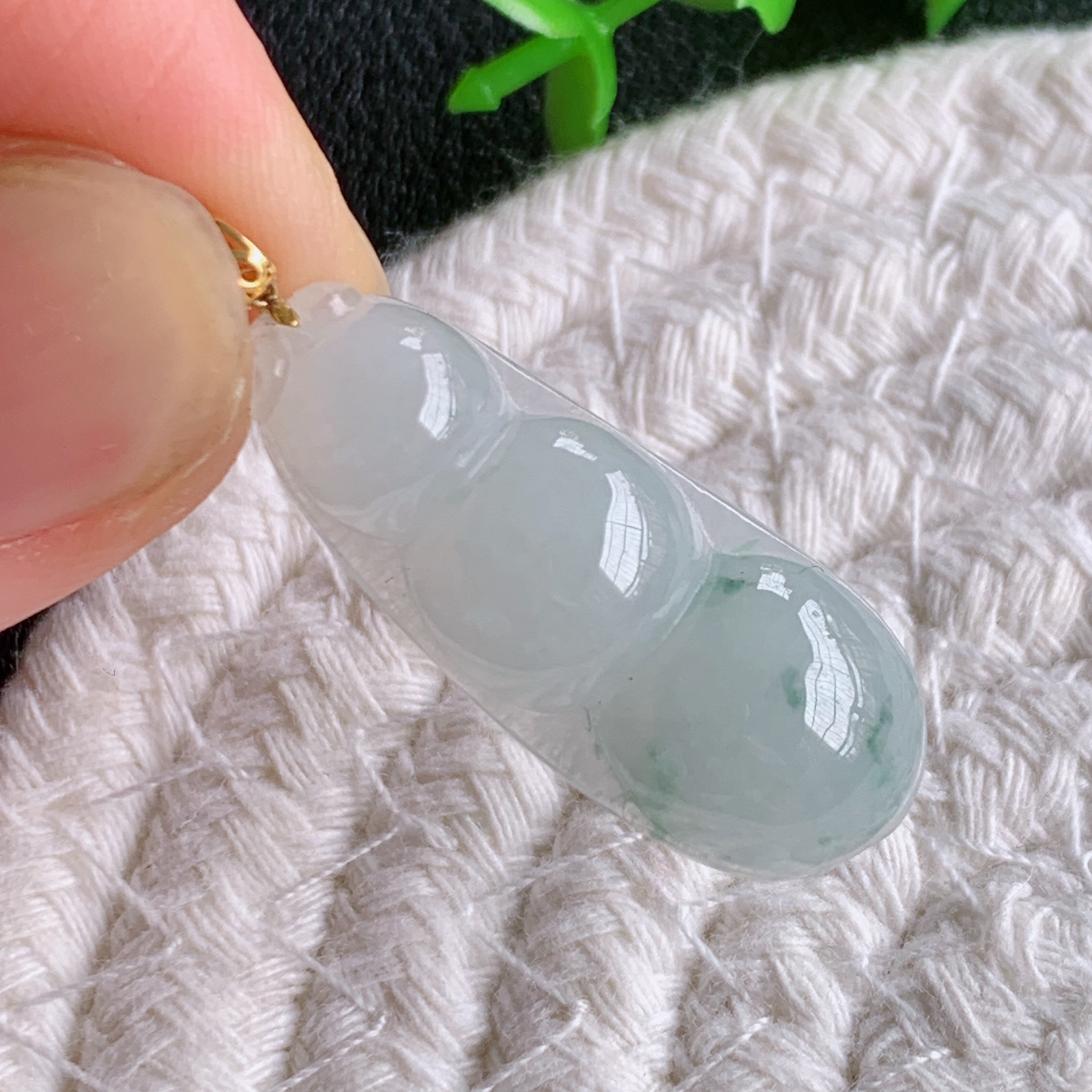 18k金扣冰润飘花福豆翡翠挂件，老种飘花  冰清玉洁  胶感十足  寓意“四季平安，福气满满”颜色鲜艳，清新自然，饱满通透   W49.3  尺寸：30.8-12.5-5.8mm