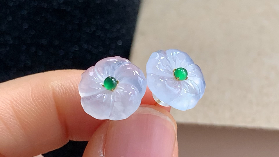 ️ 18K金伴钻梅花耳钉，无裂，尺寸取一11.5-2.3mm，包A附证书