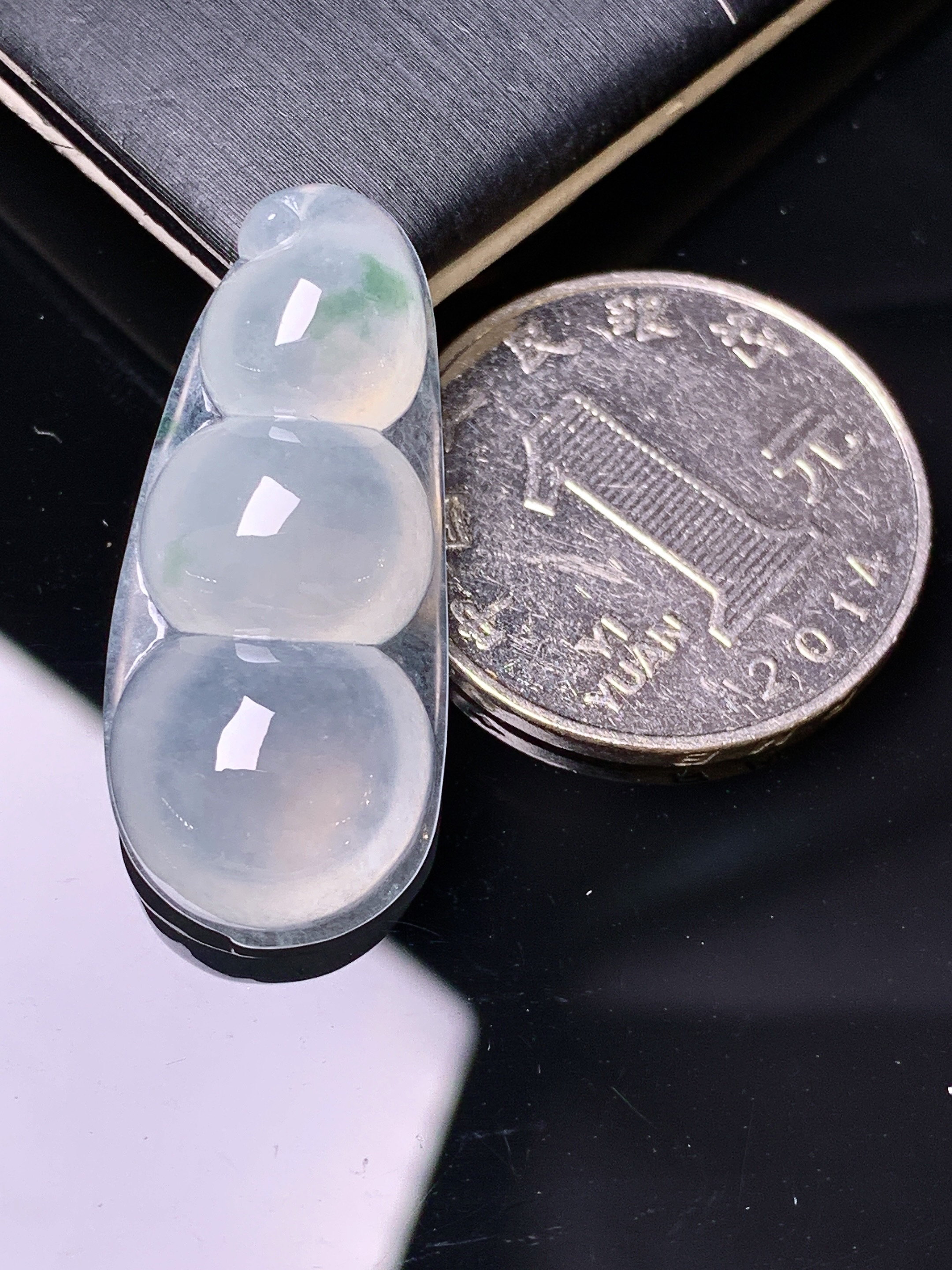 冰种四季豆吊坠 玉质细腻 色泽艳丽清新 水润亮眼 整体尺寸32.5*14.2*6.8 d1