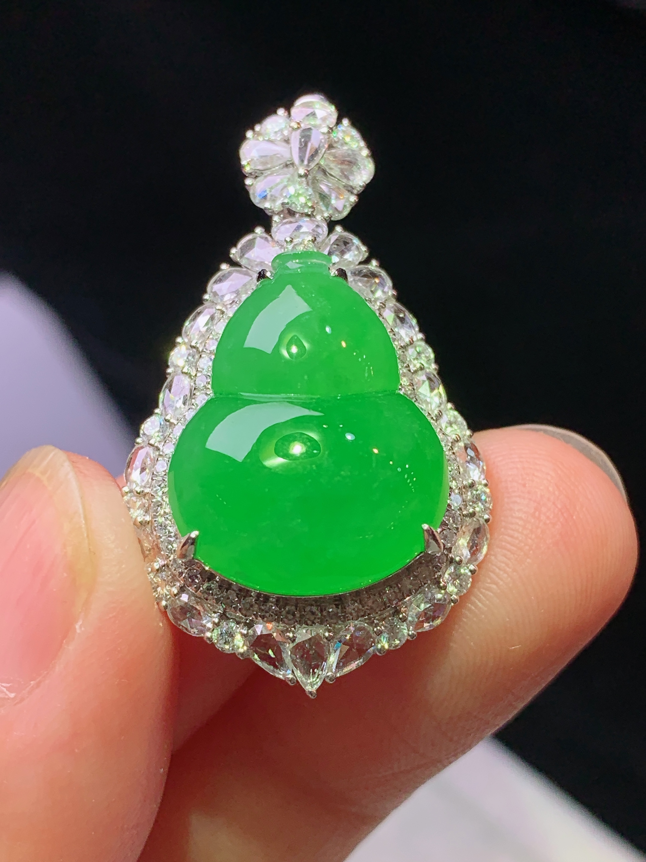 18k金钻镶嵌冰阳绿葫芦吊坠 玉质细腻 色泽艳丽清新 水润亮眼 整体尺寸33.3*19.5*12.8