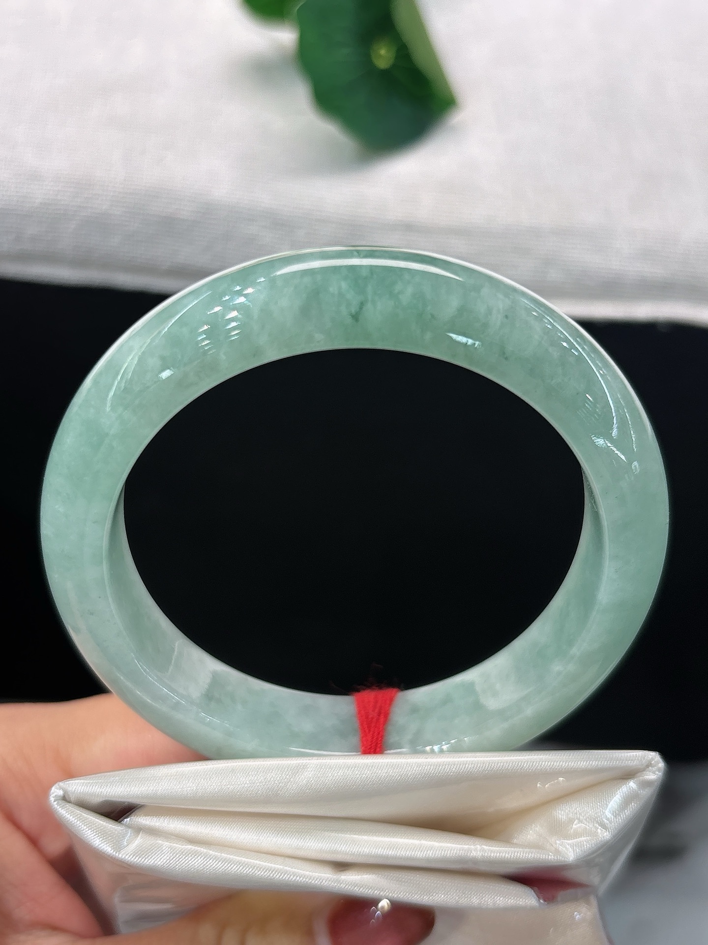 天然翡翠手镯，圈口58/12.7/9.7，正圈满抹浅湖绿，温润莹亮，似一汪春水凝于腕间，自带悠然清雅
