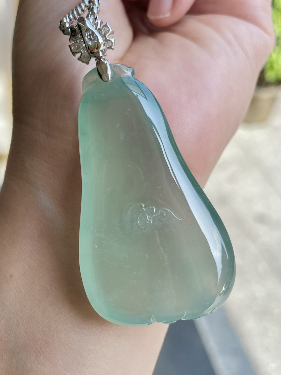 【冰种福瓜吊坠】种水上乘，晶莹剔透，纯净通透，莹光感很强。收藏品质，18k金钻镶嵌，裸石尺寸56*32.1*13.1毫米