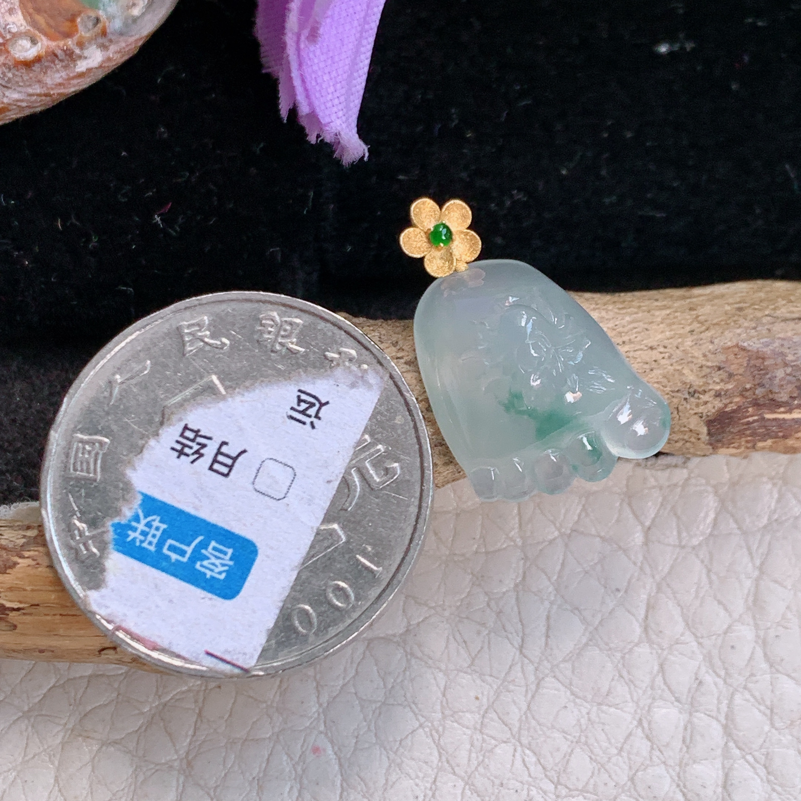 axm实拍21.5*13.2*9.2缅甸翡翠精雕高品质冰飘花知足常乐 小脚丫玉吊坠