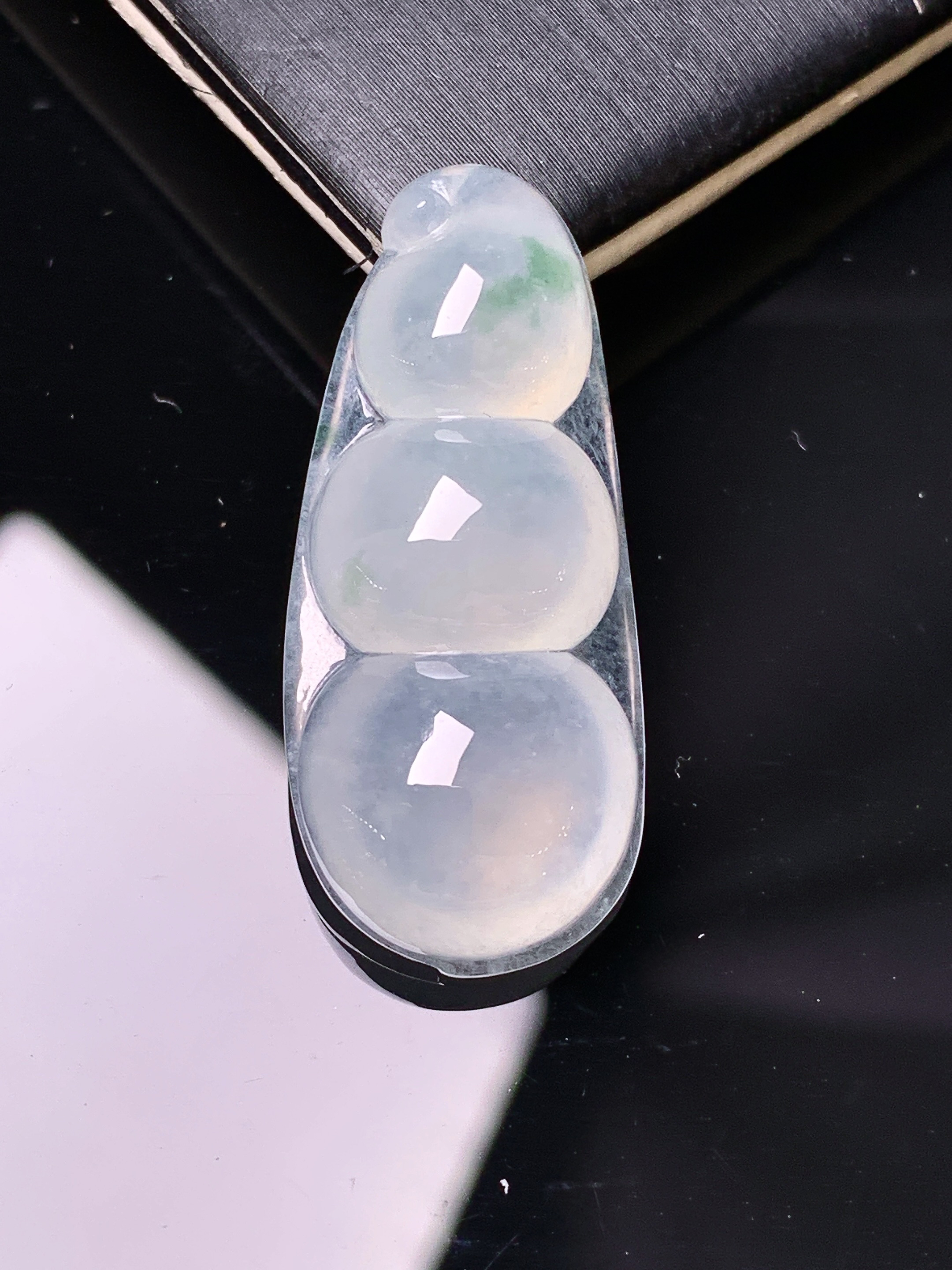 冰种四季豆吊坠 玉质细腻 色泽艳丽清新 水润亮眼 整体尺寸32.5*14.2*6.8 d1