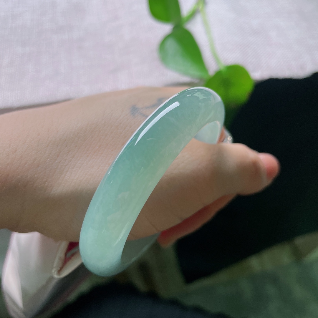 51.5/12.3/8，冰底正圈，无裂，晴水正装正圈手镯，冰润湖绿色调，种水通透，版型周正，上手清爽显气质。ss56786a